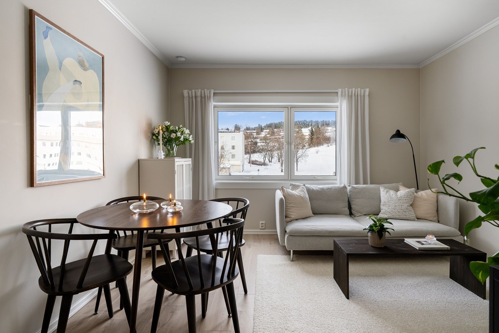 Oppholdsrommet er mål til 17,4 kvm. Galleribilde