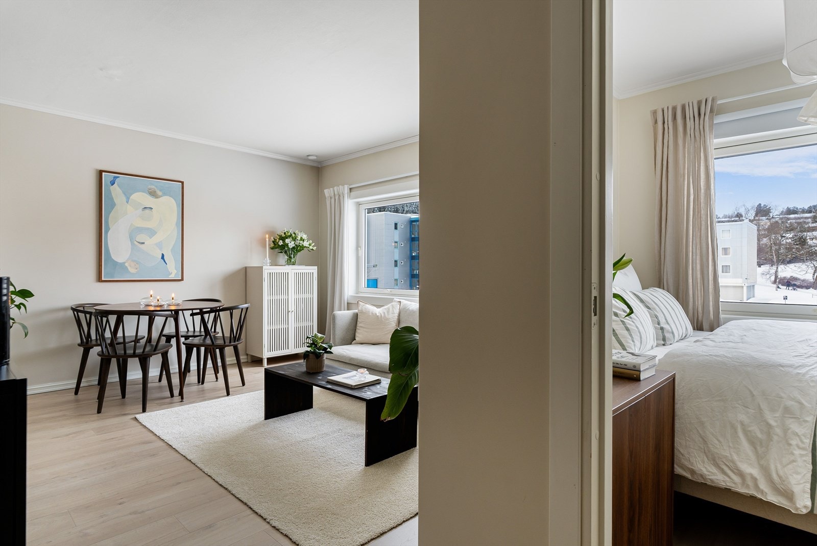 Fra entréen er det enkel adkomst til den åpne stue- og kjøkkenløsningen. Galleribilde