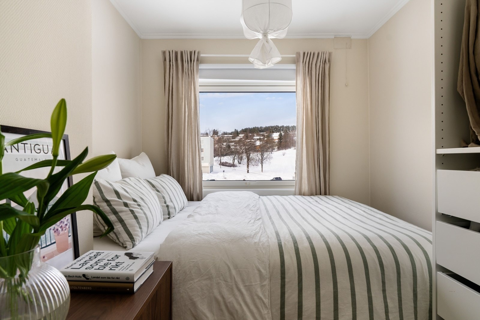 Leilighetens soverom er målt til 5,3 kvm, og har god plass til stor seng og garderobeskap med oppbevaringsplass. Galleribilde