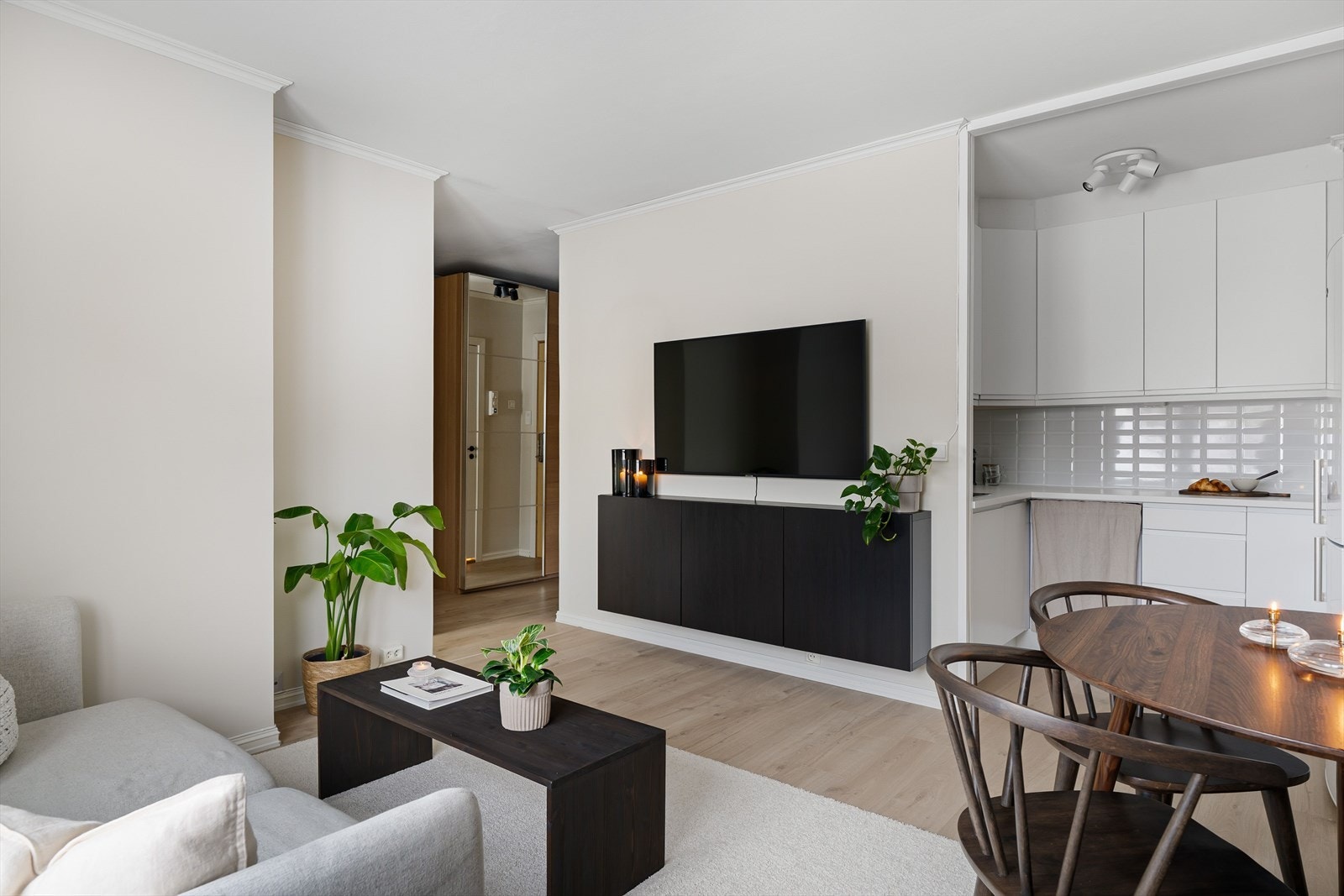 Utformingen av rommet gir plass til å innrede med en sofakrok, spisesone og tv med tv-bord. Galleribilde