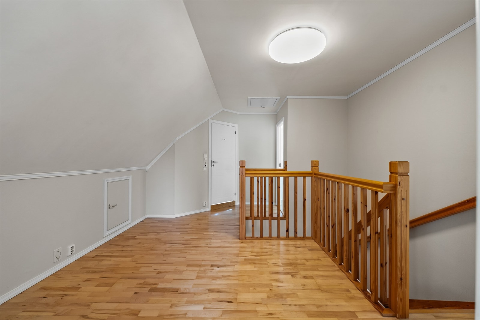 Gangen i loftsetasjen har god plass, og boligen har 3 gode soverom med romslig plass. Galleribilde