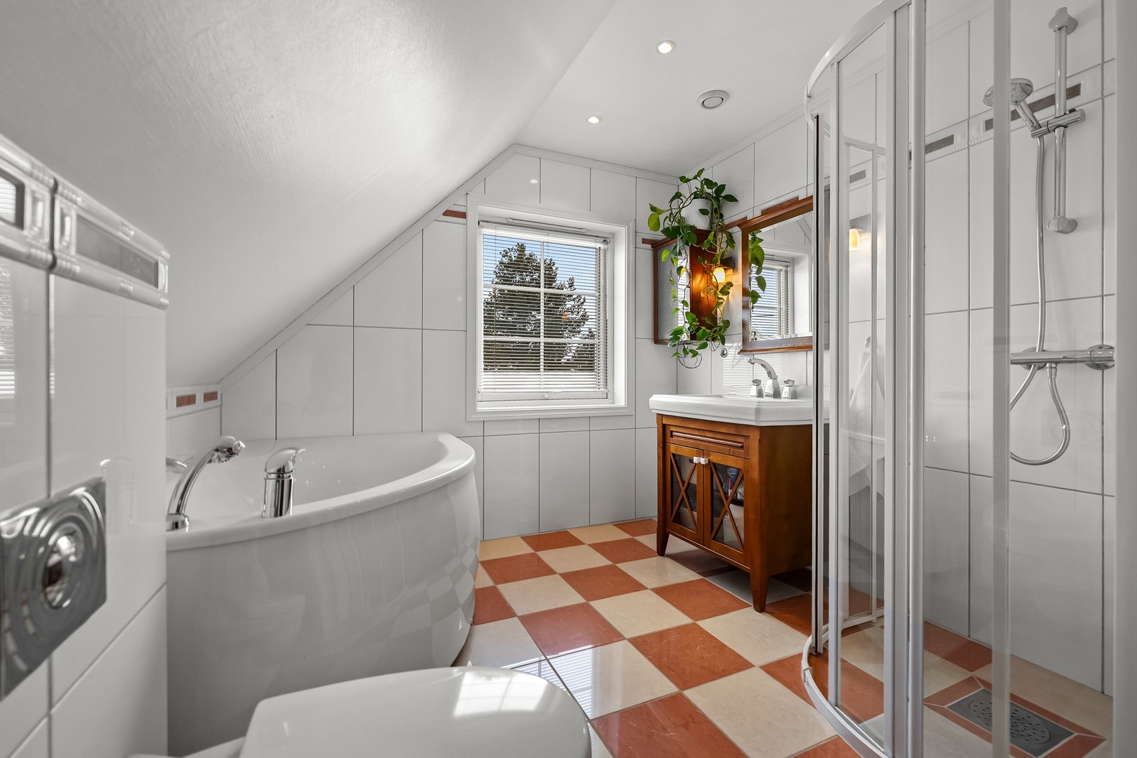 Det er pent bad fra byggeår med flislagt gulv med elektrisk gulvvarme og flislagte vegger. Galleribilde