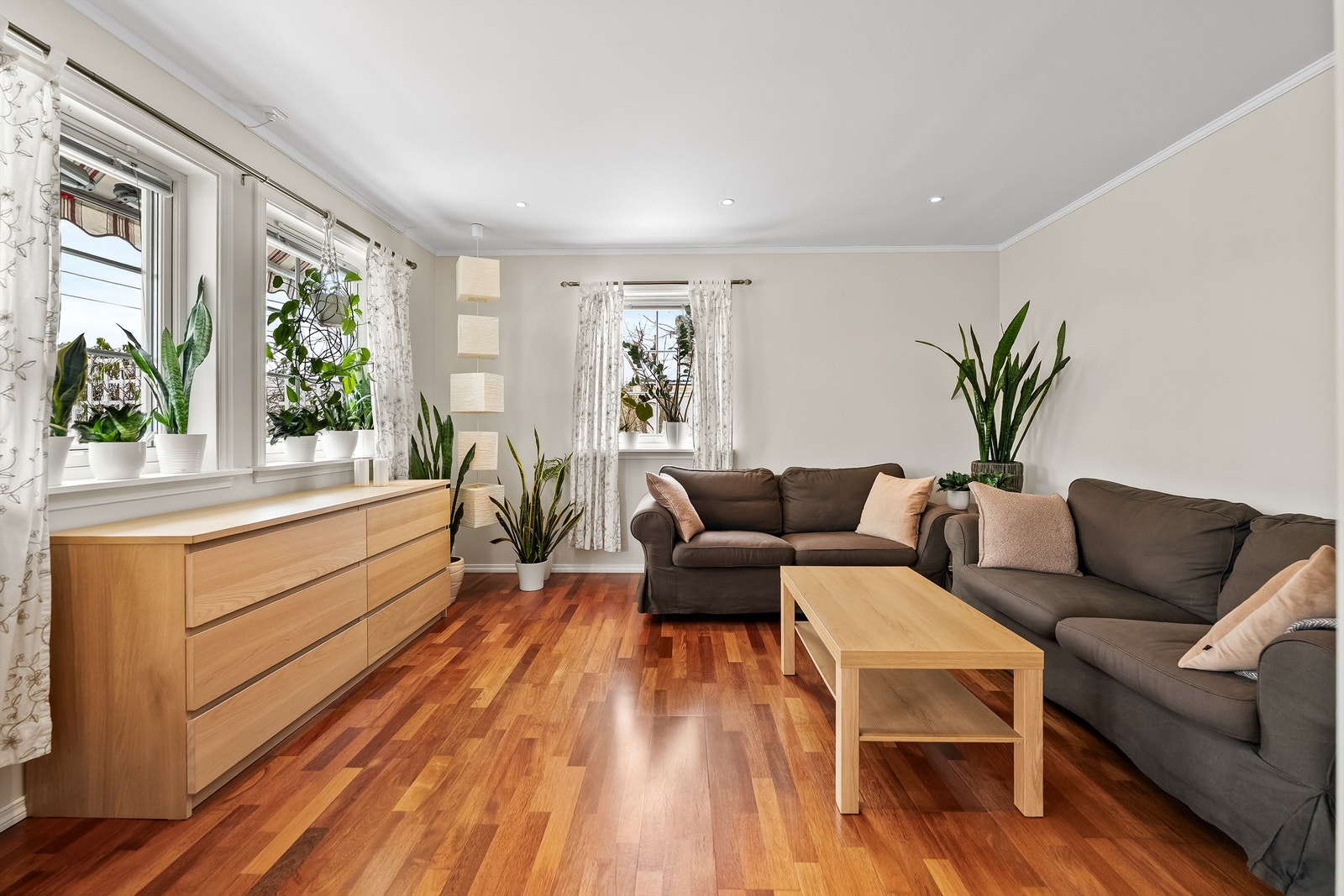 Det er downlights i himling, og godt med lys fra vinduer. Galleribilde