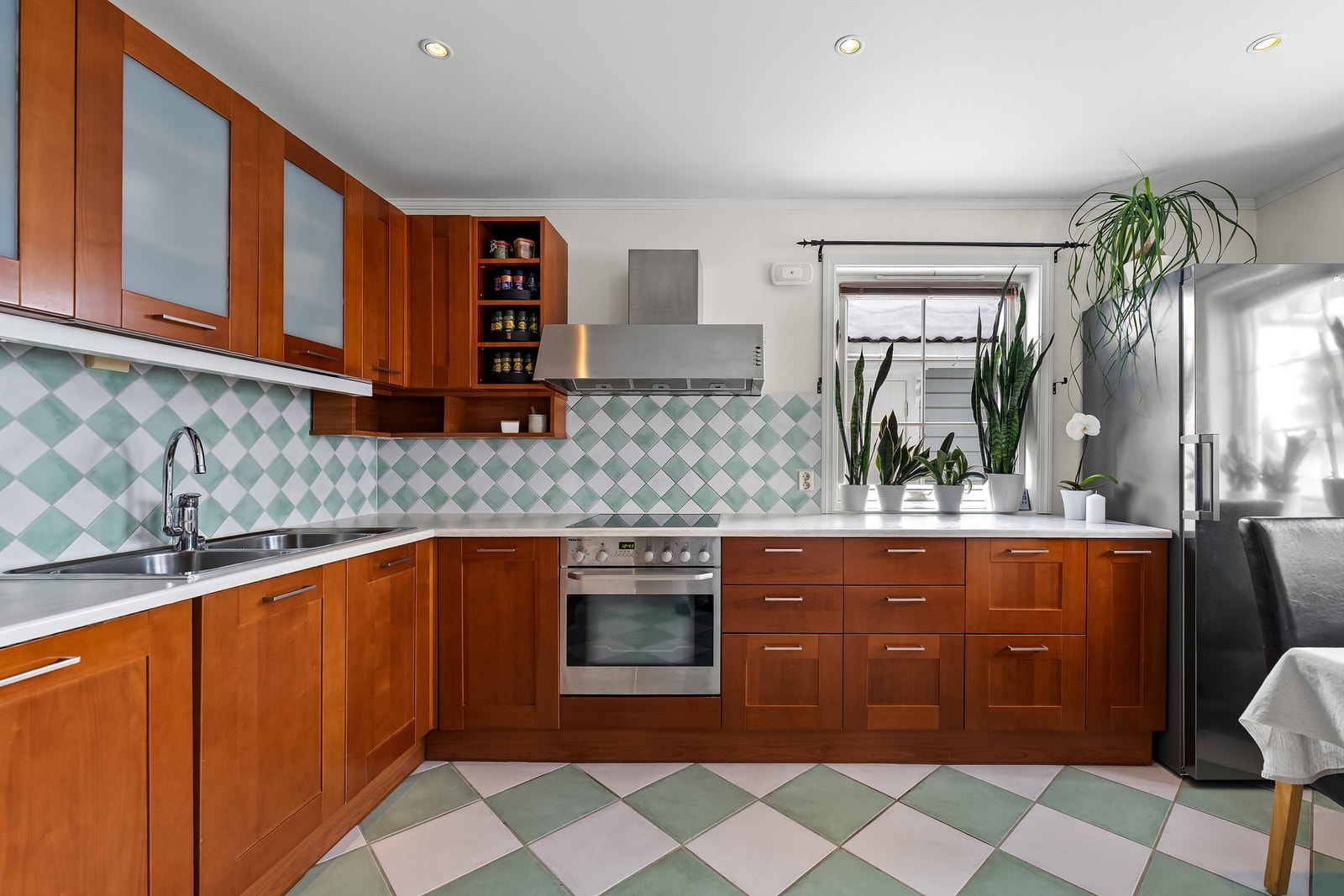 Boligen har et stort kjøkkenrom med innredning i italiensk stil. Galleribilde