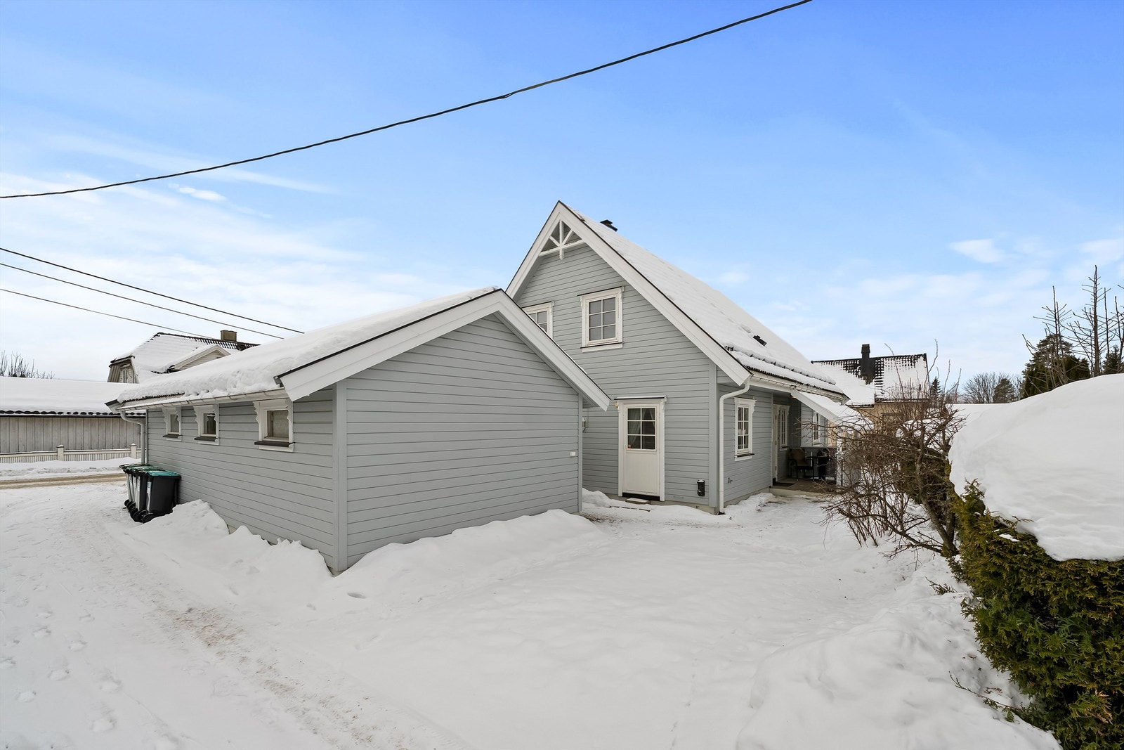 Inngang bak huset. Det er enkel adkomst til boligen via internsti ved garasjen. Galleribilde