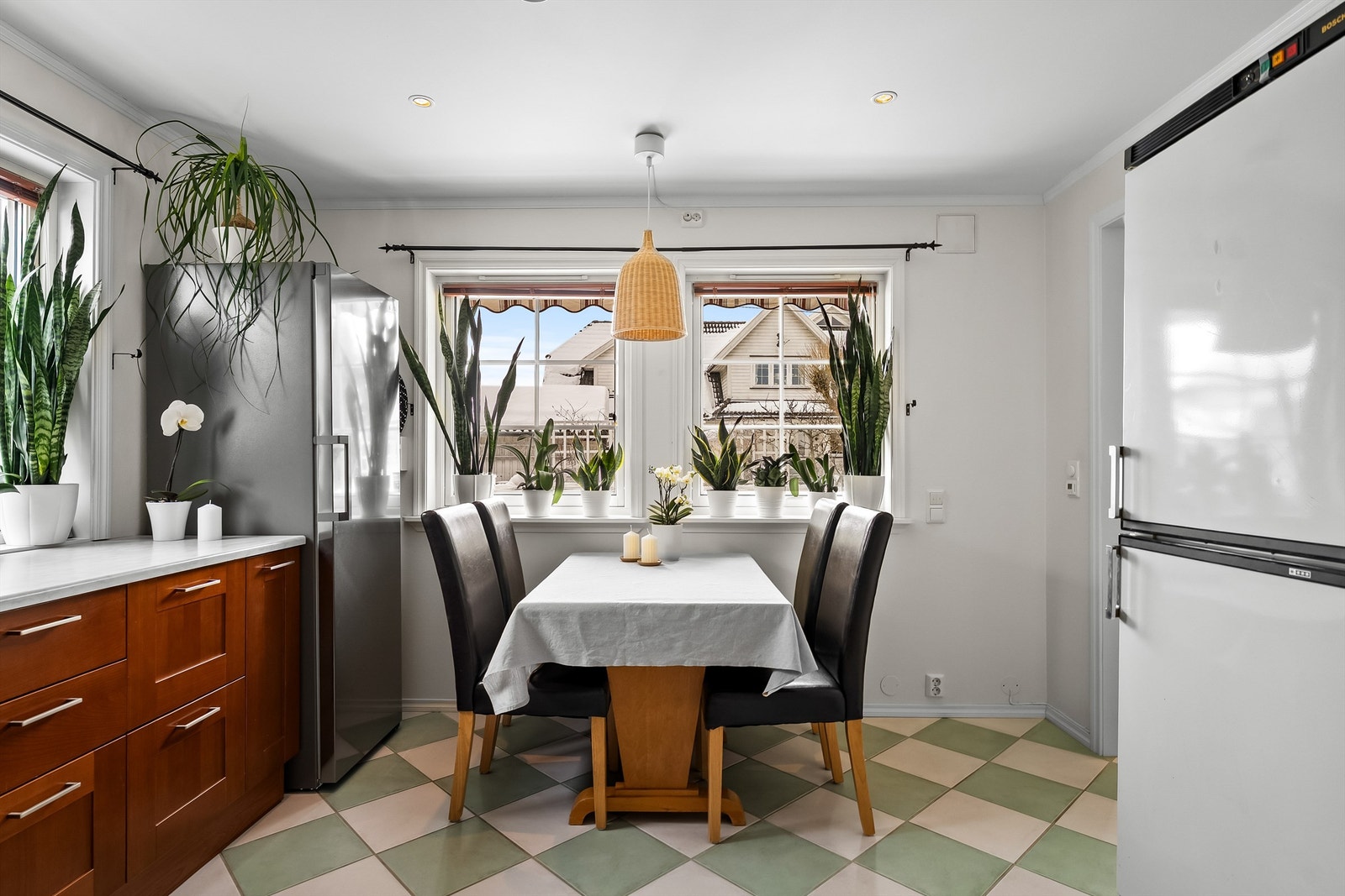 Rommet har en fin spiseplass ved vindu med utsyn mot egen hage. Galleribilde