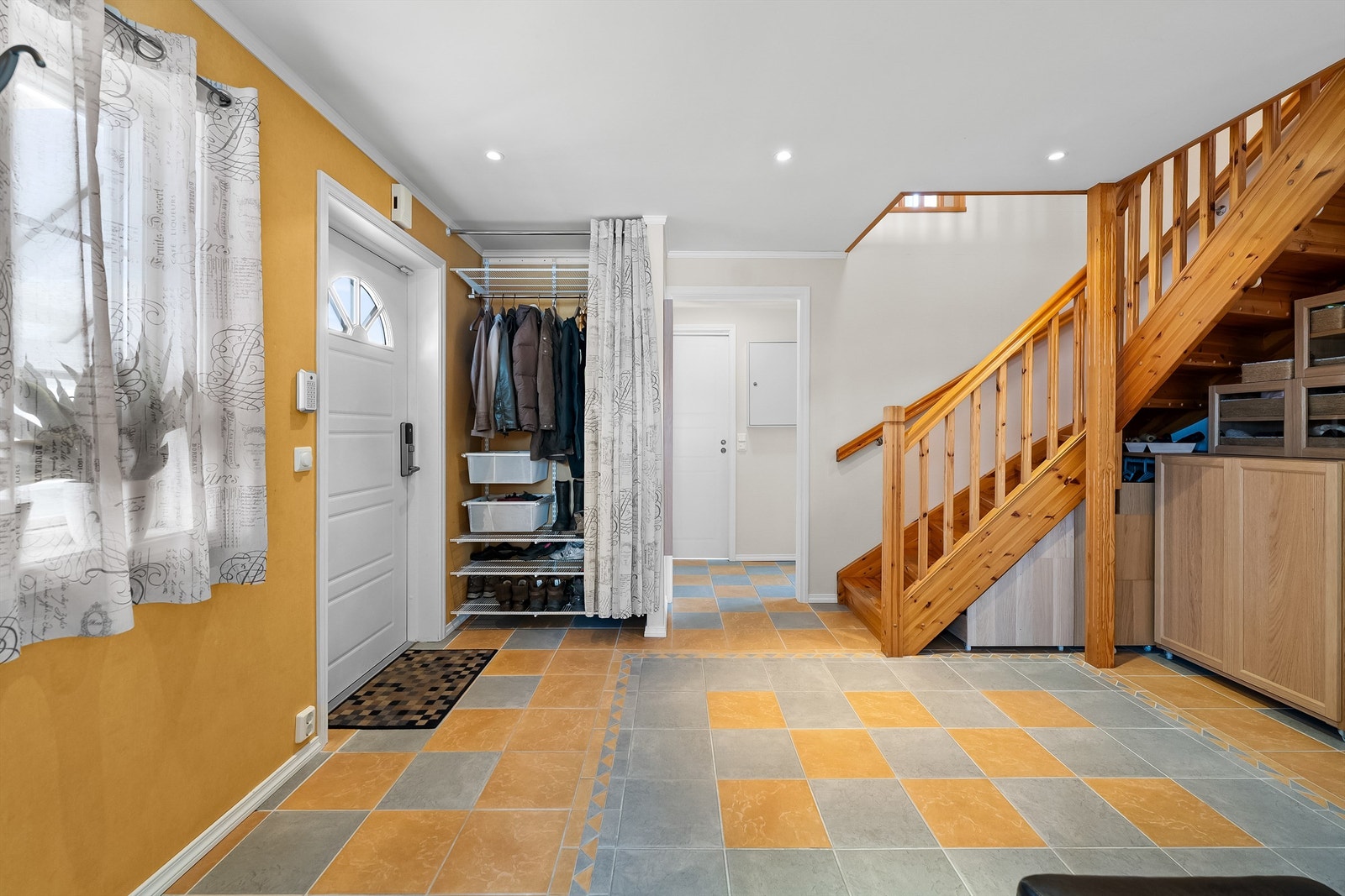 Det er downlights i hallen, og adkomst til vaskerom og innredet rom. Galleribilde