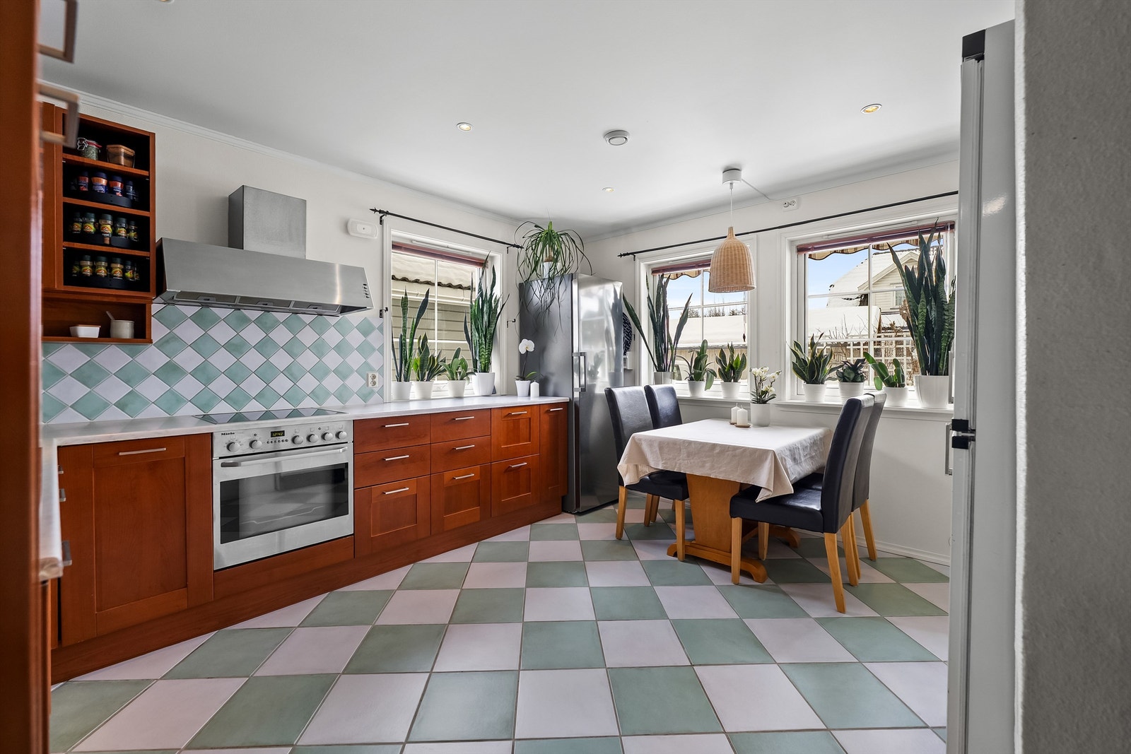 Kjøkkenløsningen fra byggeår med noe oppgraderinger i 2023 ifølge selger. Galleribilde