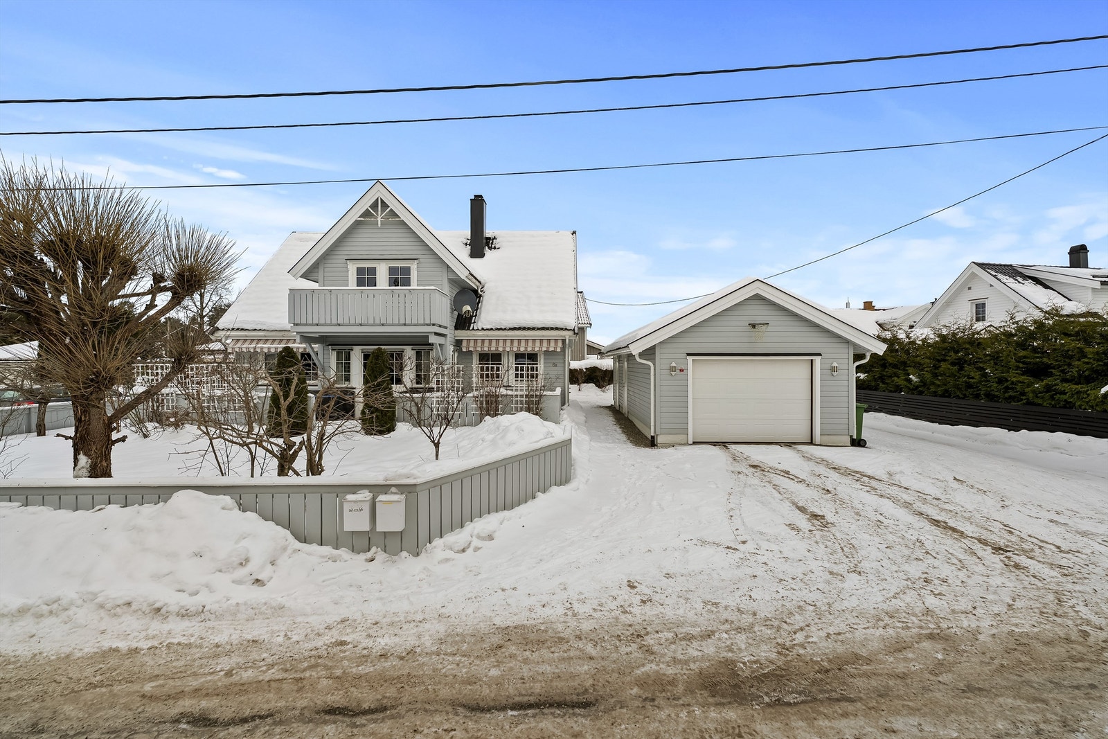 Det er god plass til biloppstilling på gardsplass. Galleribilde
