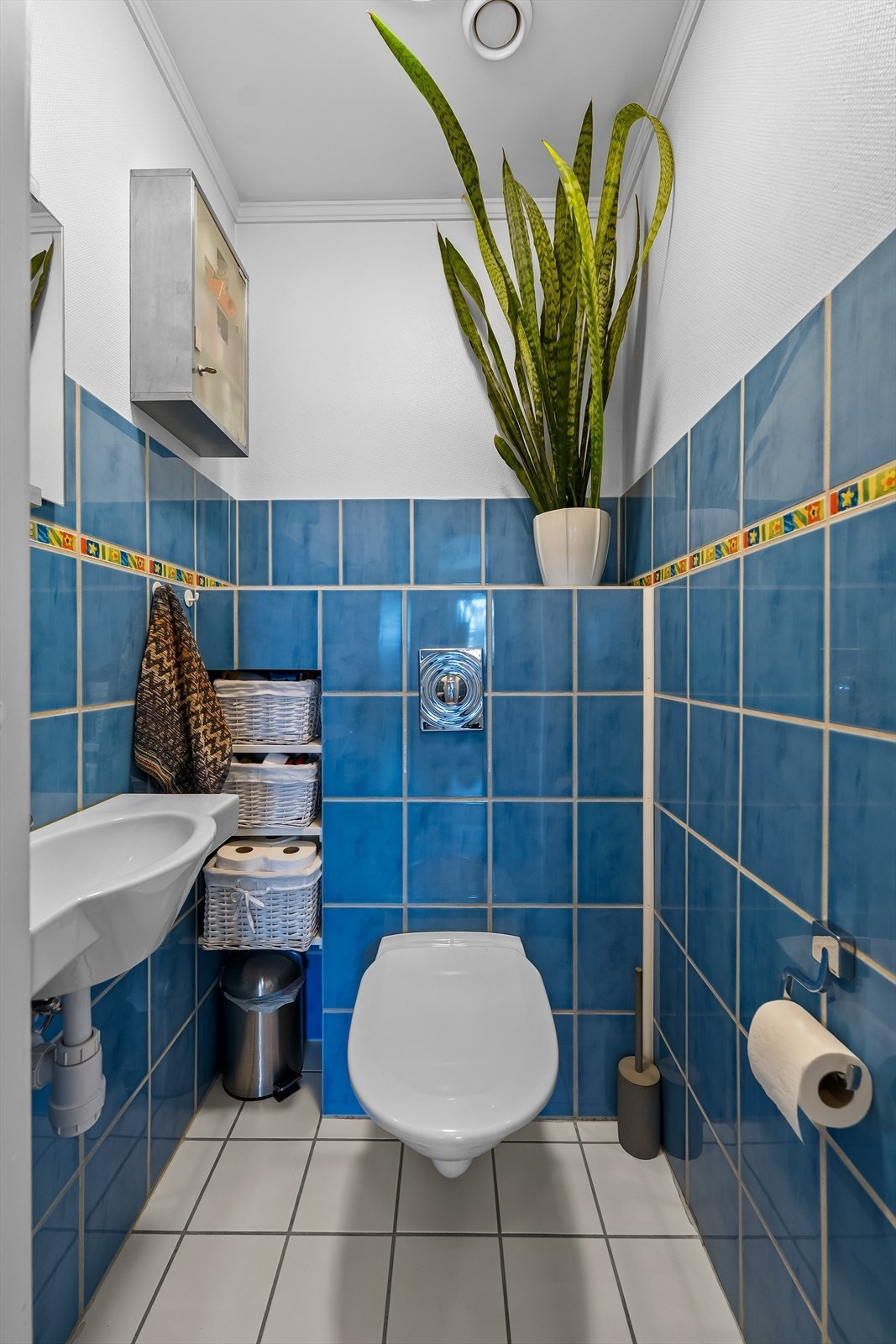 Etasjen har eget wc-rom fra byggeår med flislagt gulv med elektrisk gulvvarme. Galleribilde