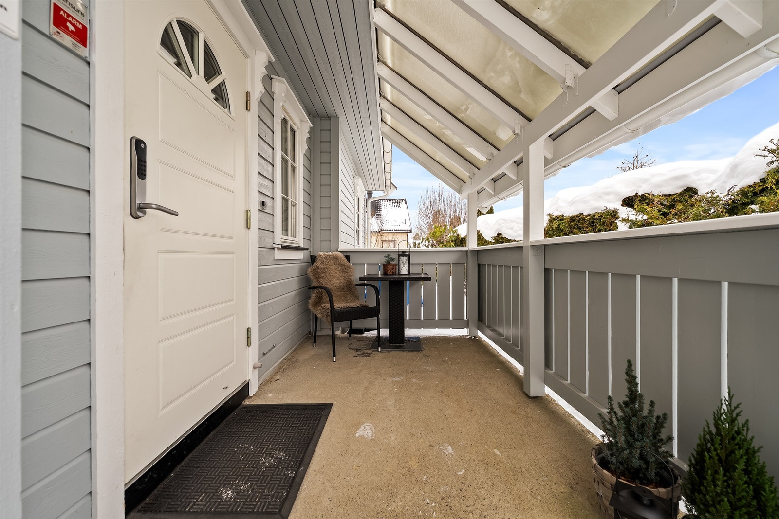 Boligen har et hyggelig overbygget inngangsparti med ytterdør av tre med glassfelt fra byggeår med elektrisk kodelås. Galleribilde