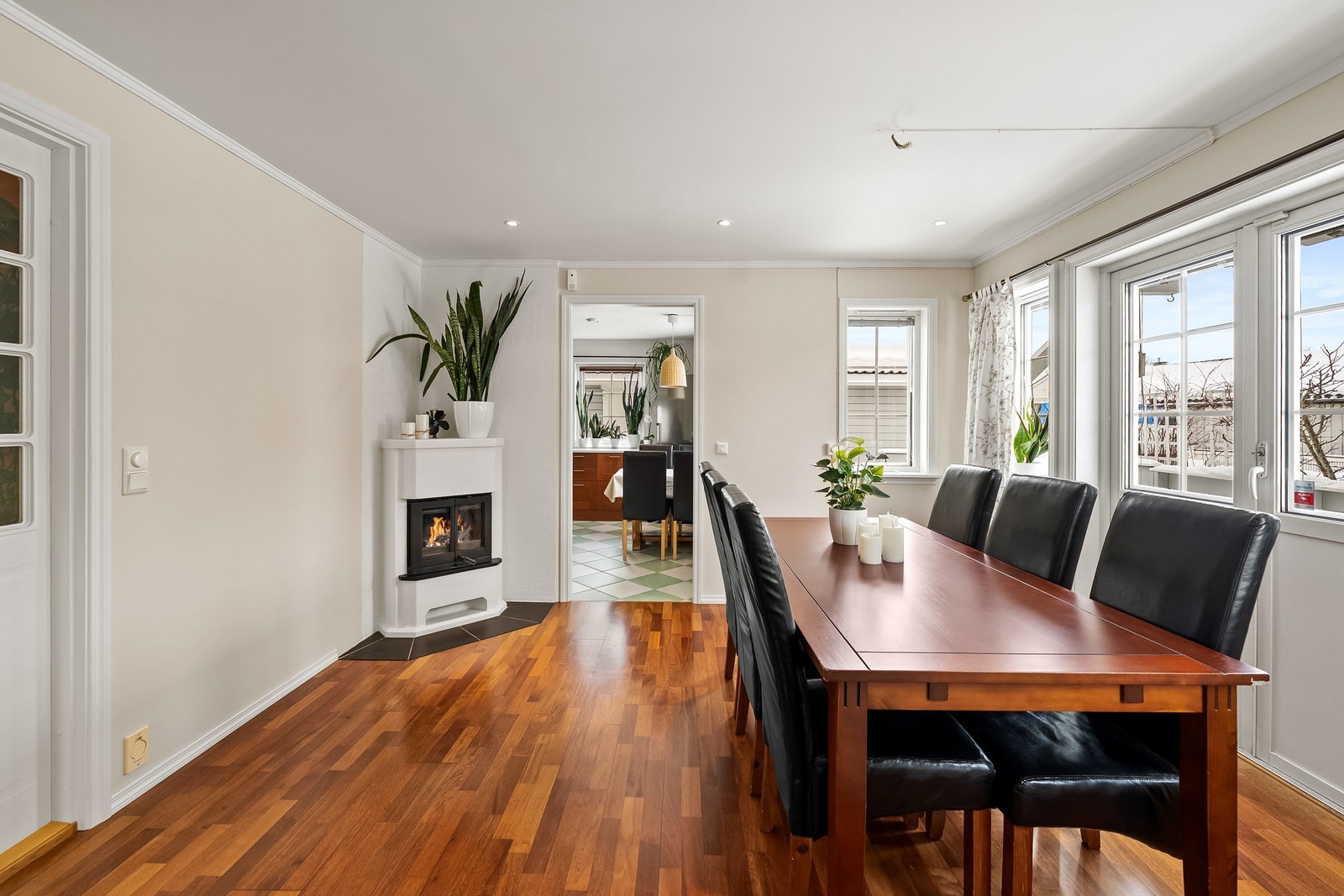 Spisestuen har hyggelig peisovn område. Fra stuen går man rett ut til en stor platting på 35 kvm. Galleribilde