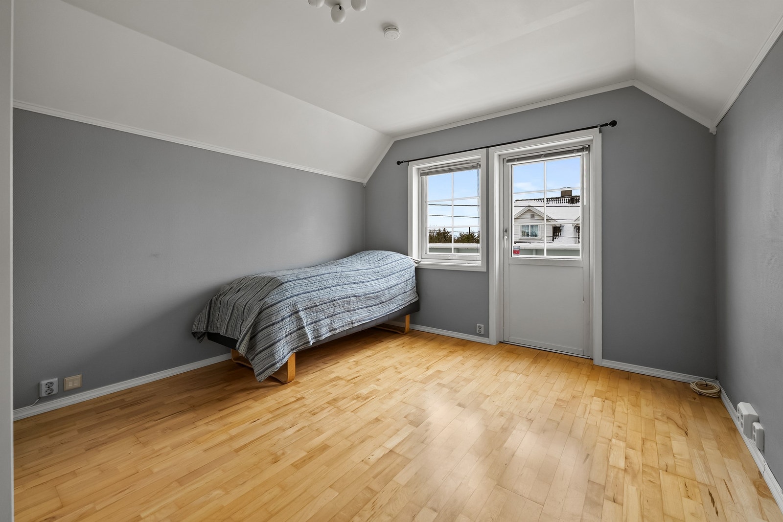 Soverom - utgang til balkongområde på 5 kvm. Galleribilde