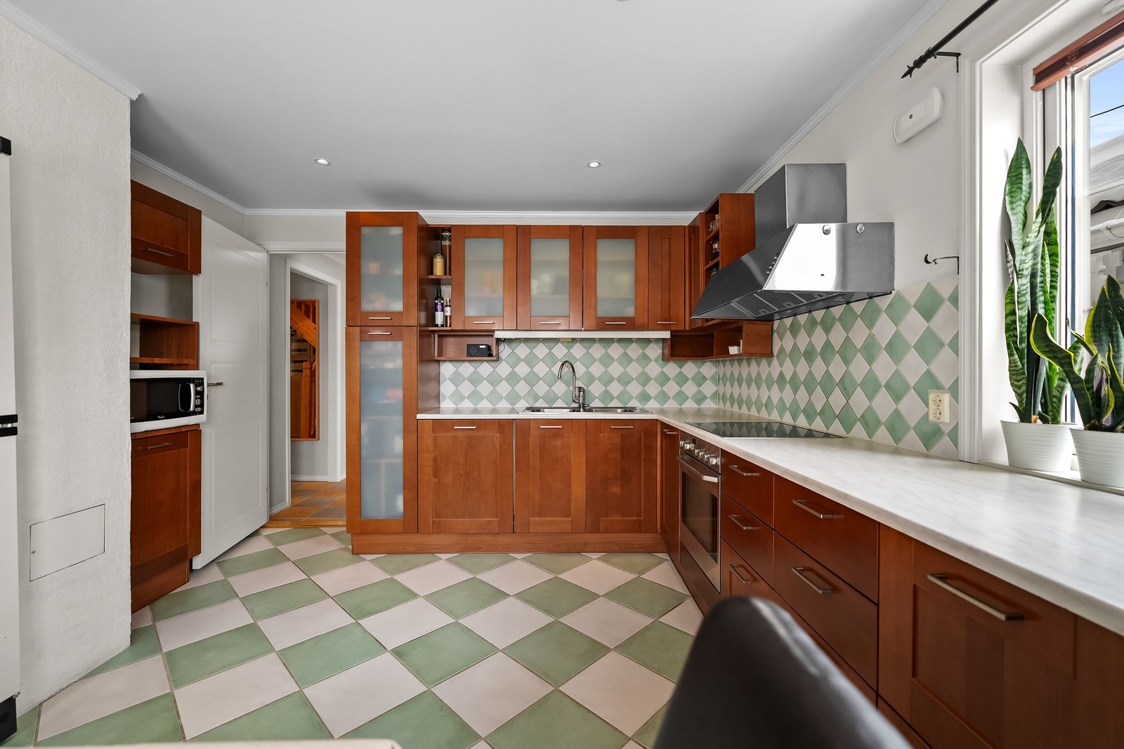 Godt med benk - og skapplass. Galleribilde