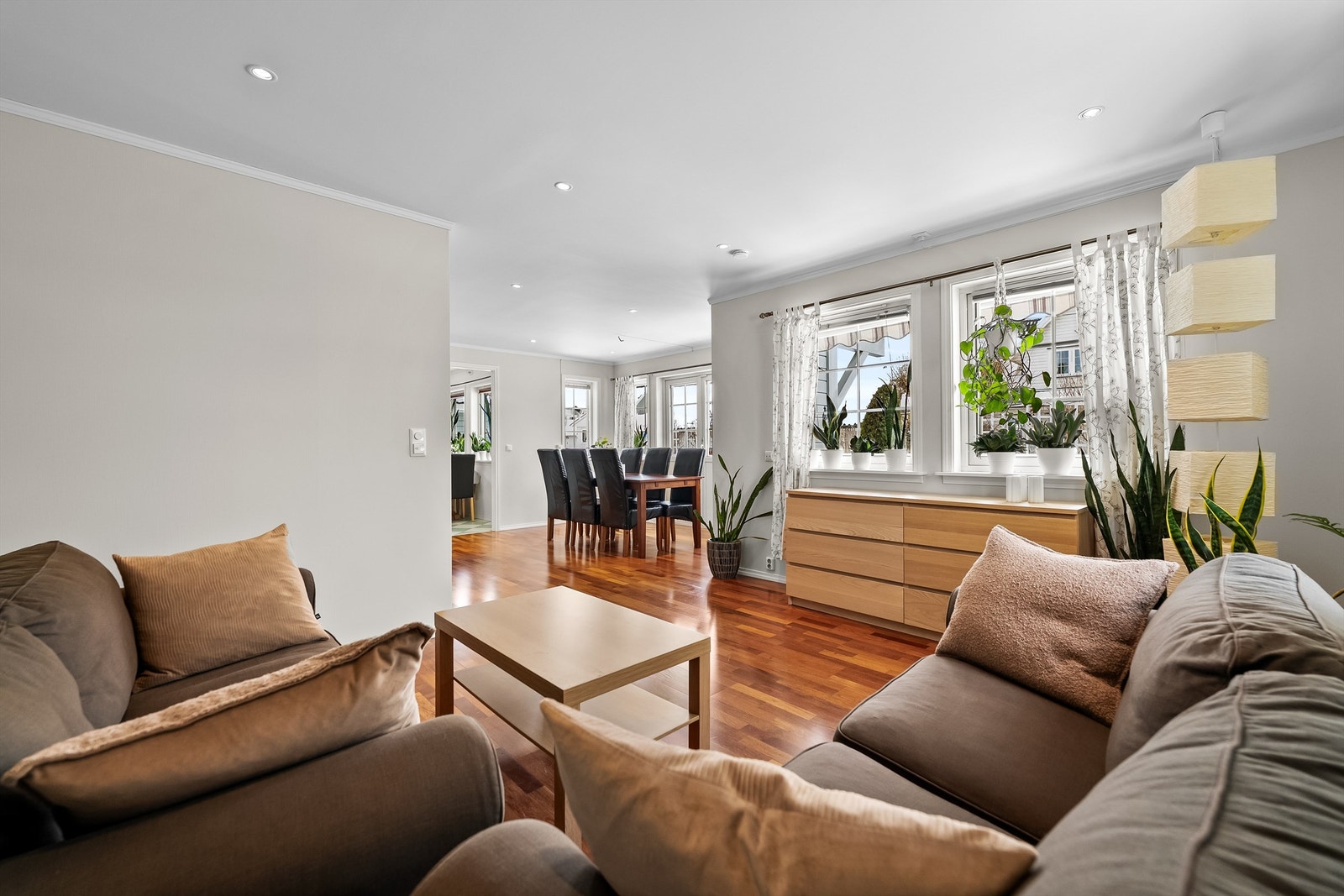 Stuen er delt i to soner, der den største har god plass til sittegruppe, og den andre delen er en hyggelig spiseplass ved utgang til terrasseplattingen mot hagen. Galleribilde