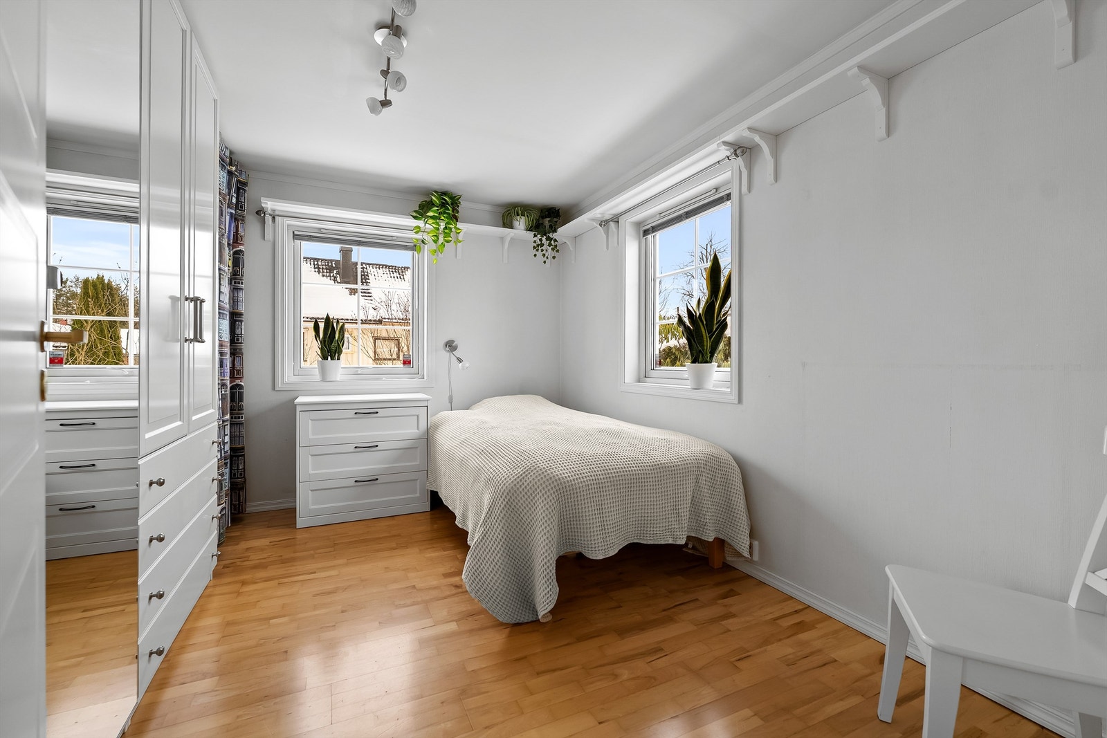 Rom innredet som soverom med adkomst fra hallen. Rommet er ikke godkjent til varig opphold. Galleribilde