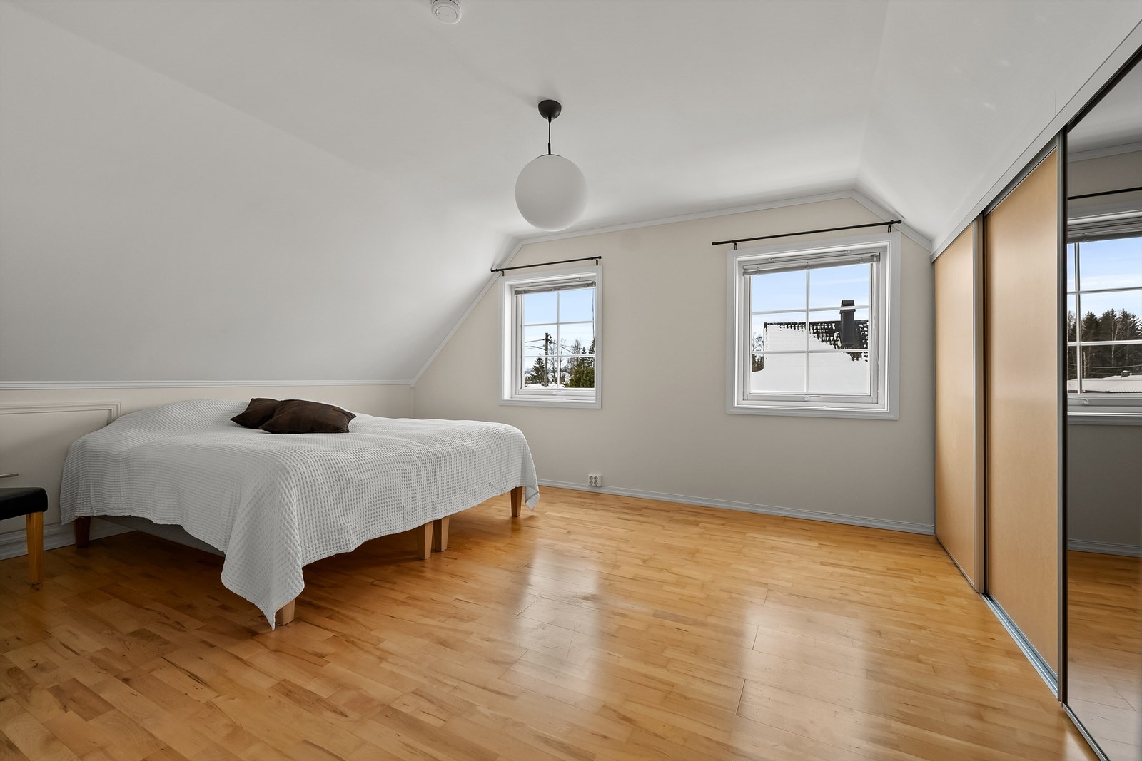 Stort soverom med garderobeskap med skyvedører. Galleribilde