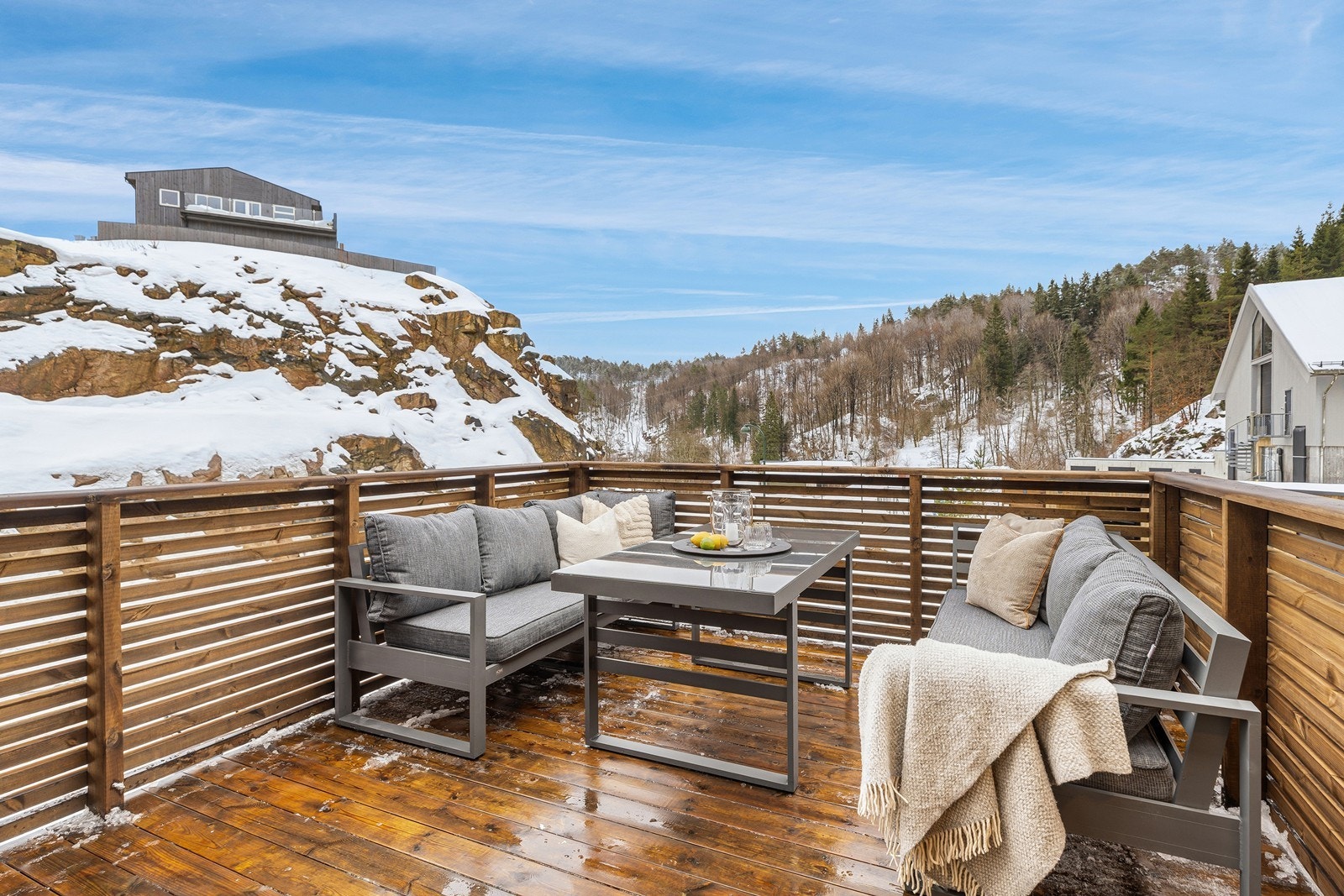 Den interne plasseringen av leiligheten åpner opp for gode solforhold og lite innsyn Galleribilde