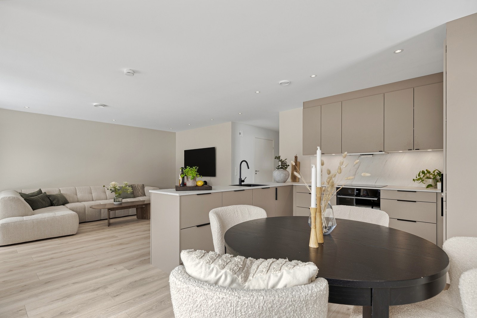 Flott og påkostet HTH kjøkken med slette fronter og gode oppbevaringsmuligheter i både skuffer og skap Galleribilde