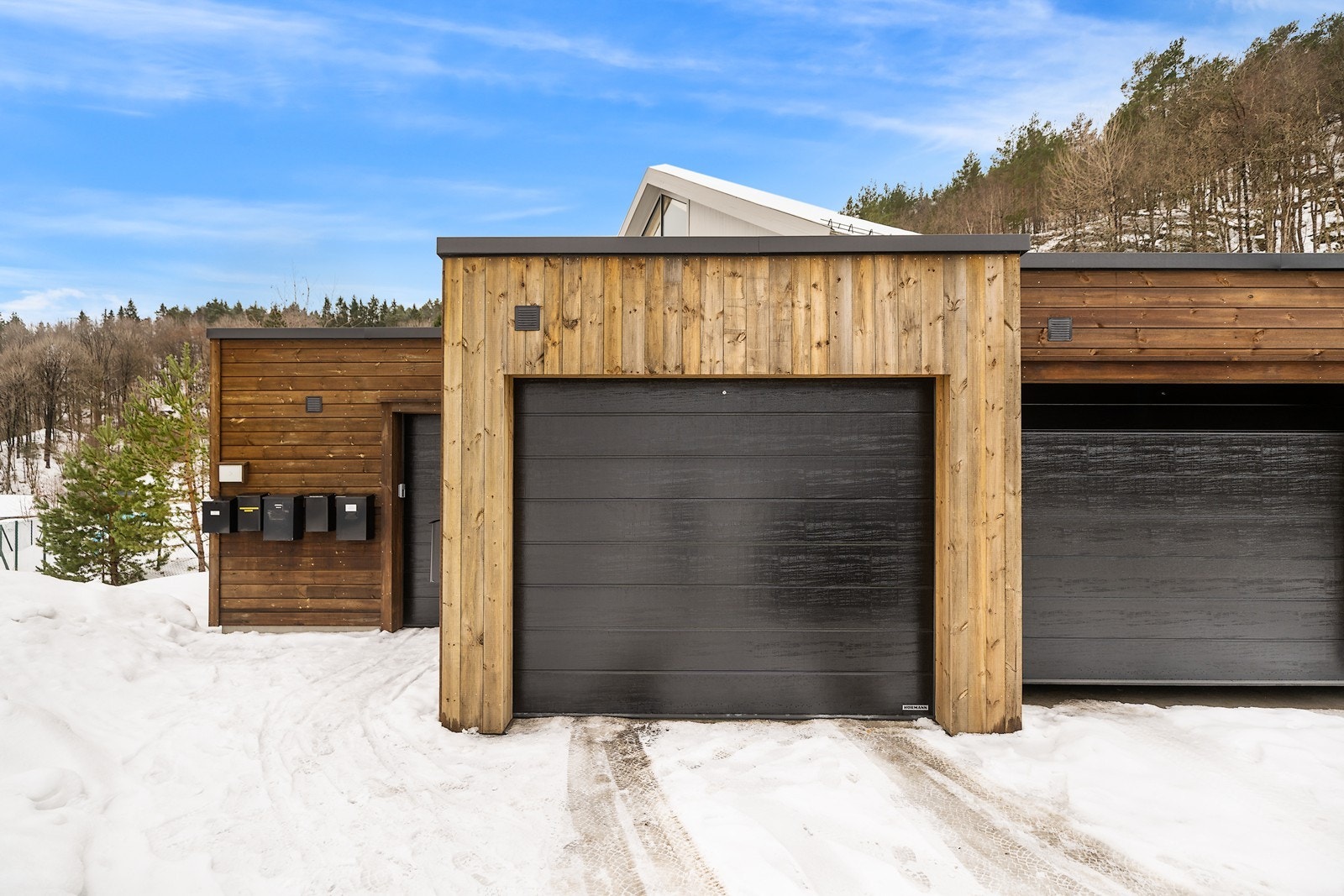 Parkering i garasje med montert el-bil lader Galleribilde