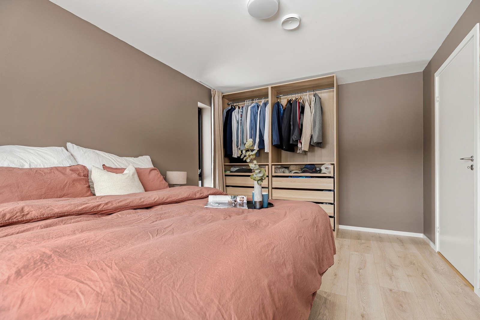 I tillegg får man plass til romslig garderobeløsning Galleribilde