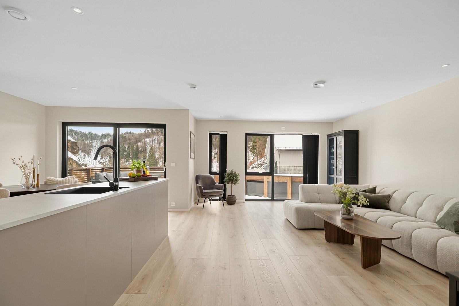 En lekker og moderne 4-roms endeleilighet fra 2024 med flotte solforhold! Galleribilde