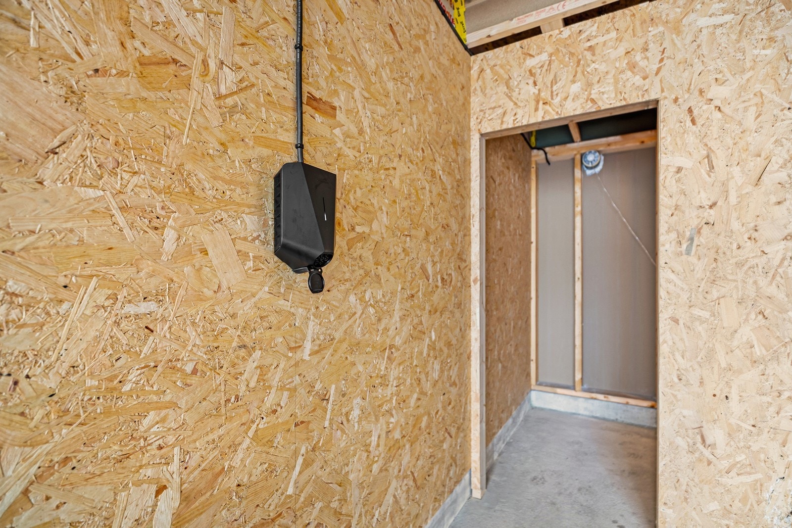 El-bil lader er montert i garasjen Galleribilde