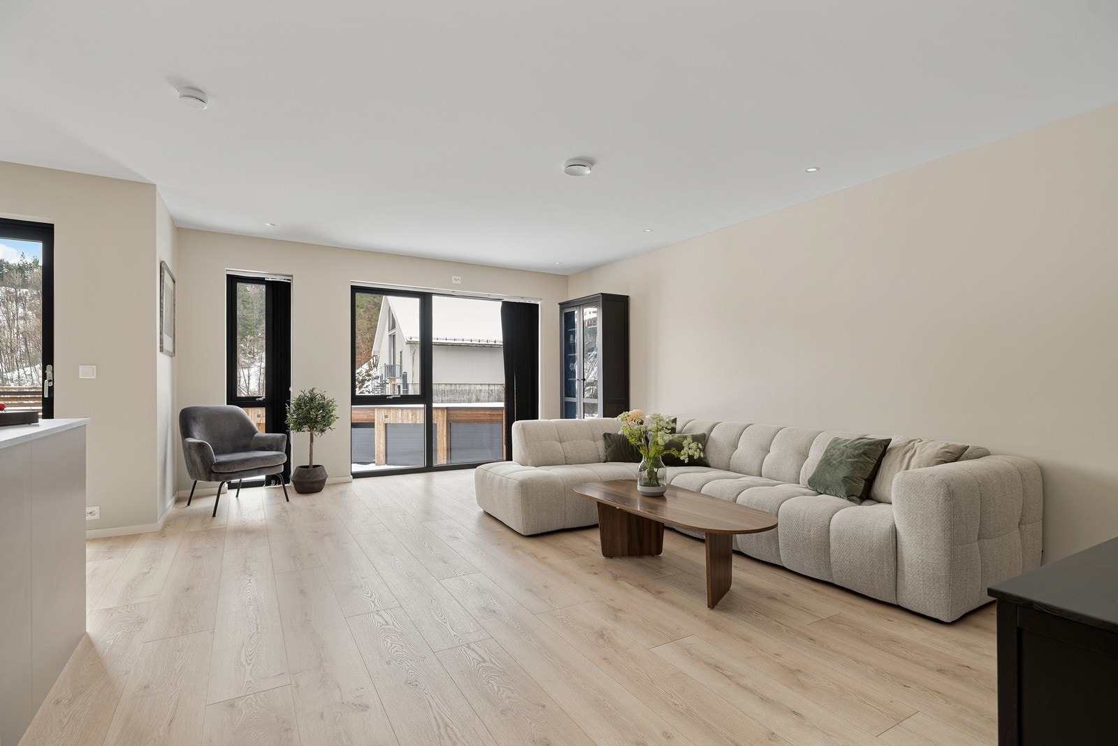 Store vindusflater slipper inn rikelig med naturlig lys og gir leiligheten meget god romfølelse Galleribilde