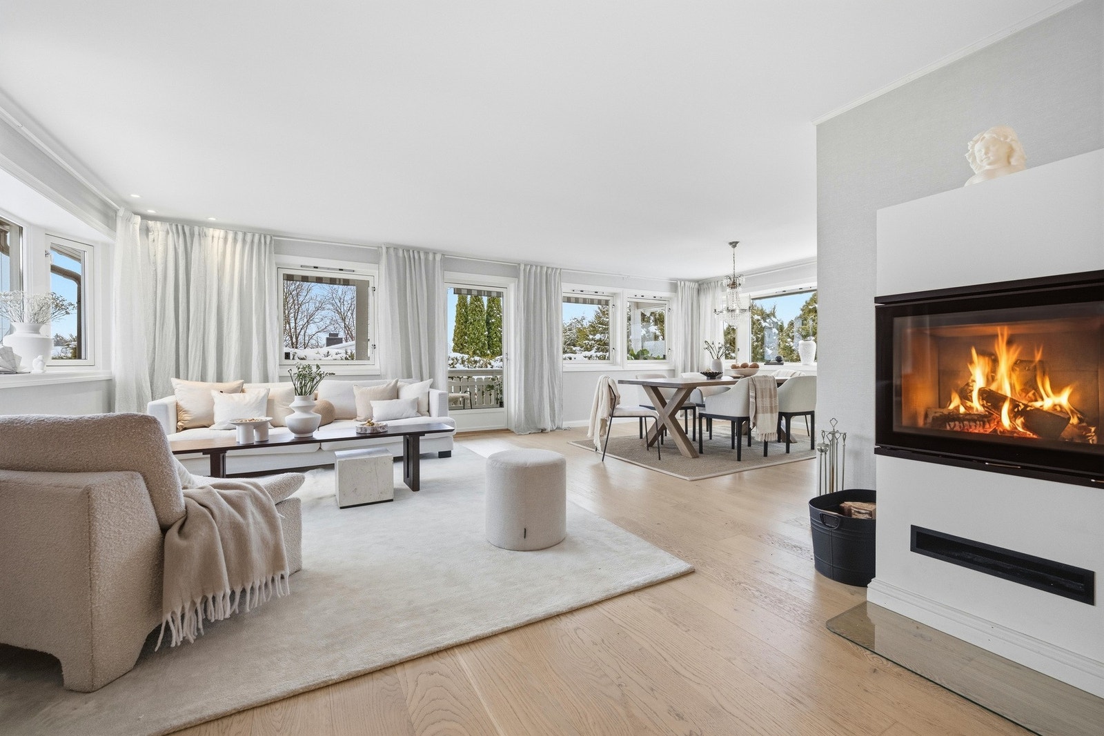 Stuen byr på rikelig med lysinnslipp gjennom flere vindusflater og tre himmelretninger. Galleribilde