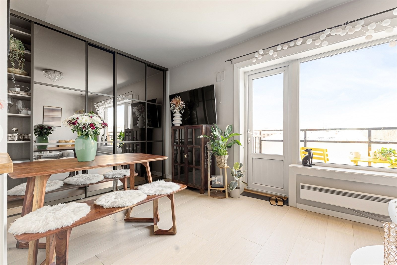 Stuen har en åpen og behagelig atmosfære, med gode muligheter for å innrede både sitte- og spiseplass. Galleribilde