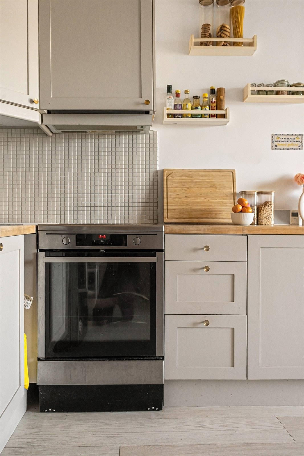 Alle hvitevarer på kjøkken medfølger. Galleribilde