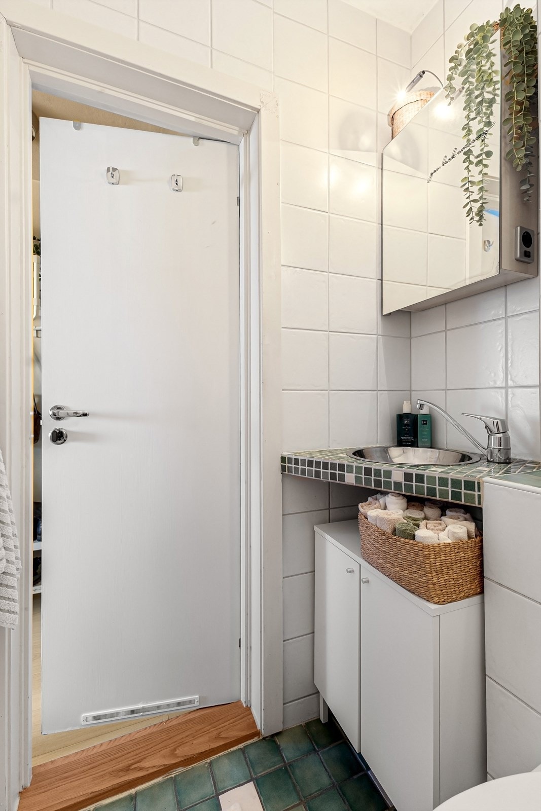 Det er varmekabler i gulvet og mekanisk avtrekk. Galleribilde