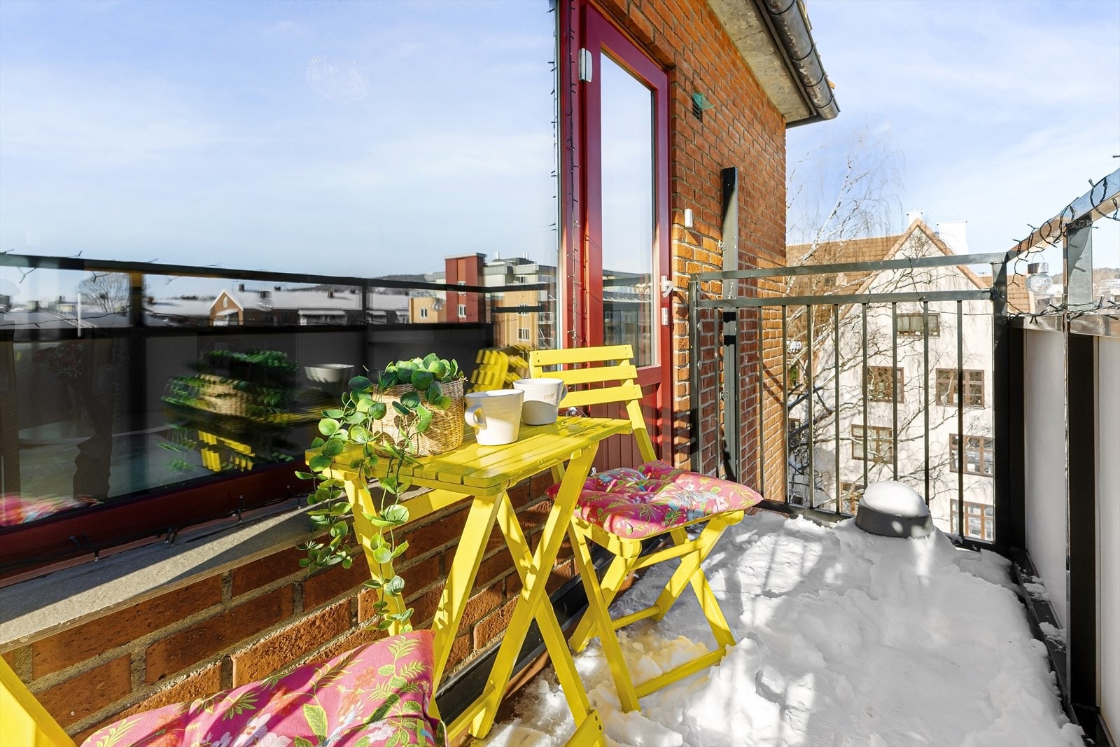 På varme sommerdager kan frokosten og morgenkaffen nytes ute på balkongen. Galleribilde