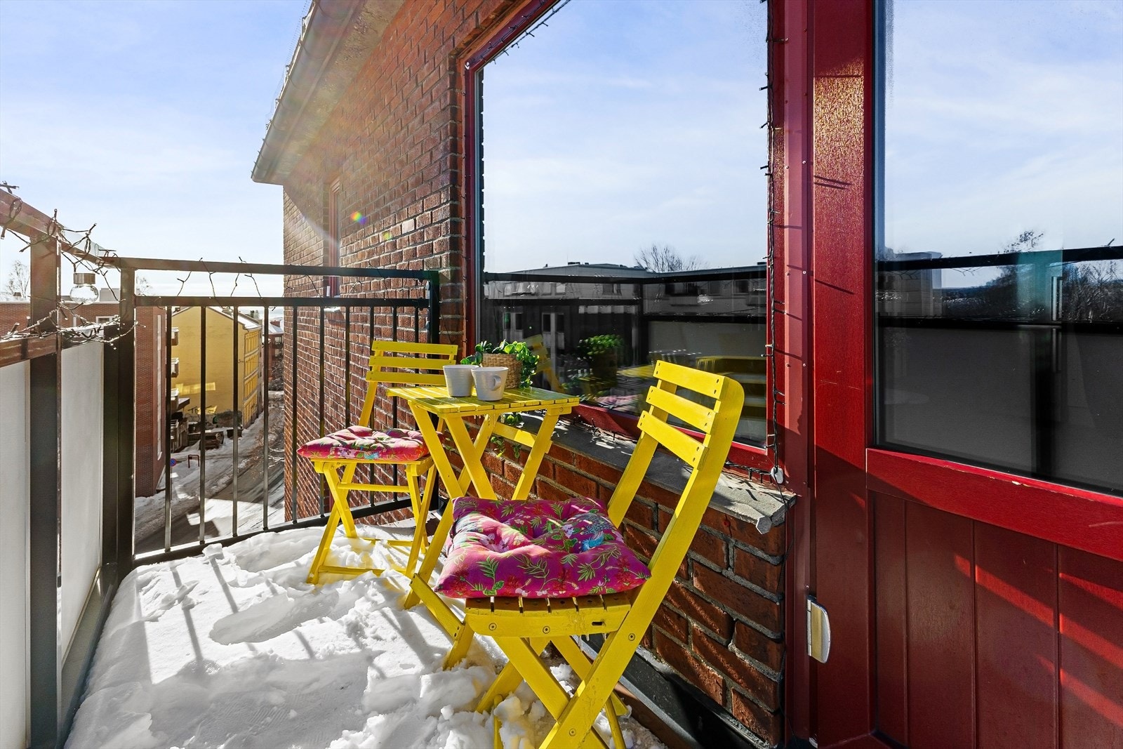 Utgang til en hyggelig balkong på ca. 3 kvm med utsyn over den klassiske bebyggelsen i nærområdet og deler av Oslo. Galleribilde