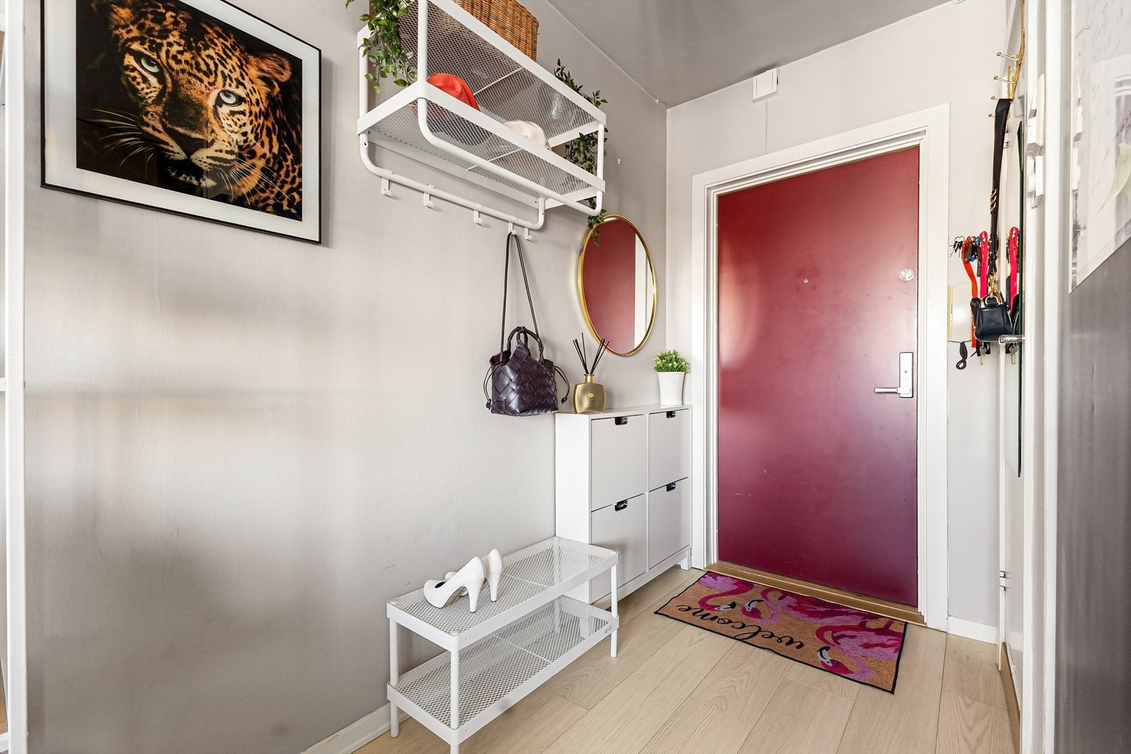 Romslig entré med god plass til oppheng av klær og plassering av sko. Galleribilde