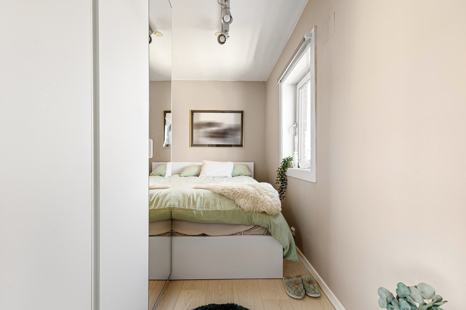 Hyggelig soverom malt i moderne fargetone, med plass til dobbeltseng og integrert garderobeskap. Galleribilde