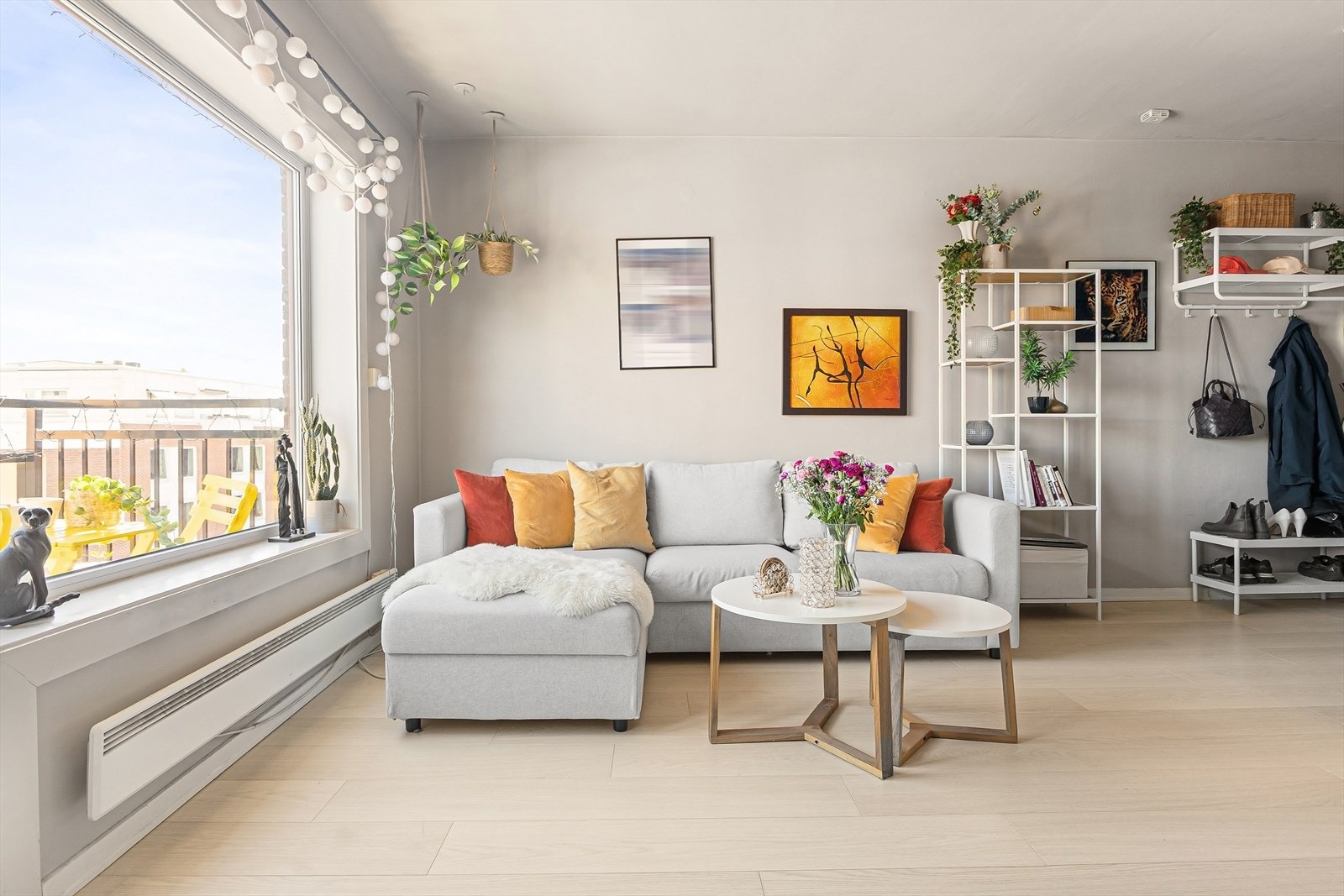 Vindusflatene slipper inn godt med naturlig lys og bidrar til en luftig romfølelse. Galleribilde