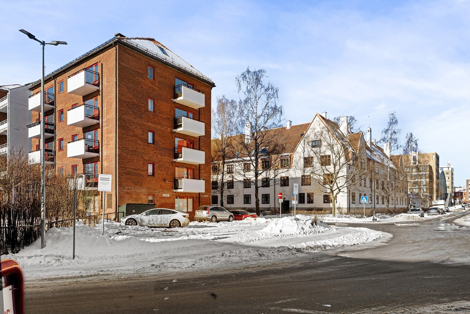 Fasade. Mulighet for leie av parkeringsplass rett utenfor bygget. Galleribilde