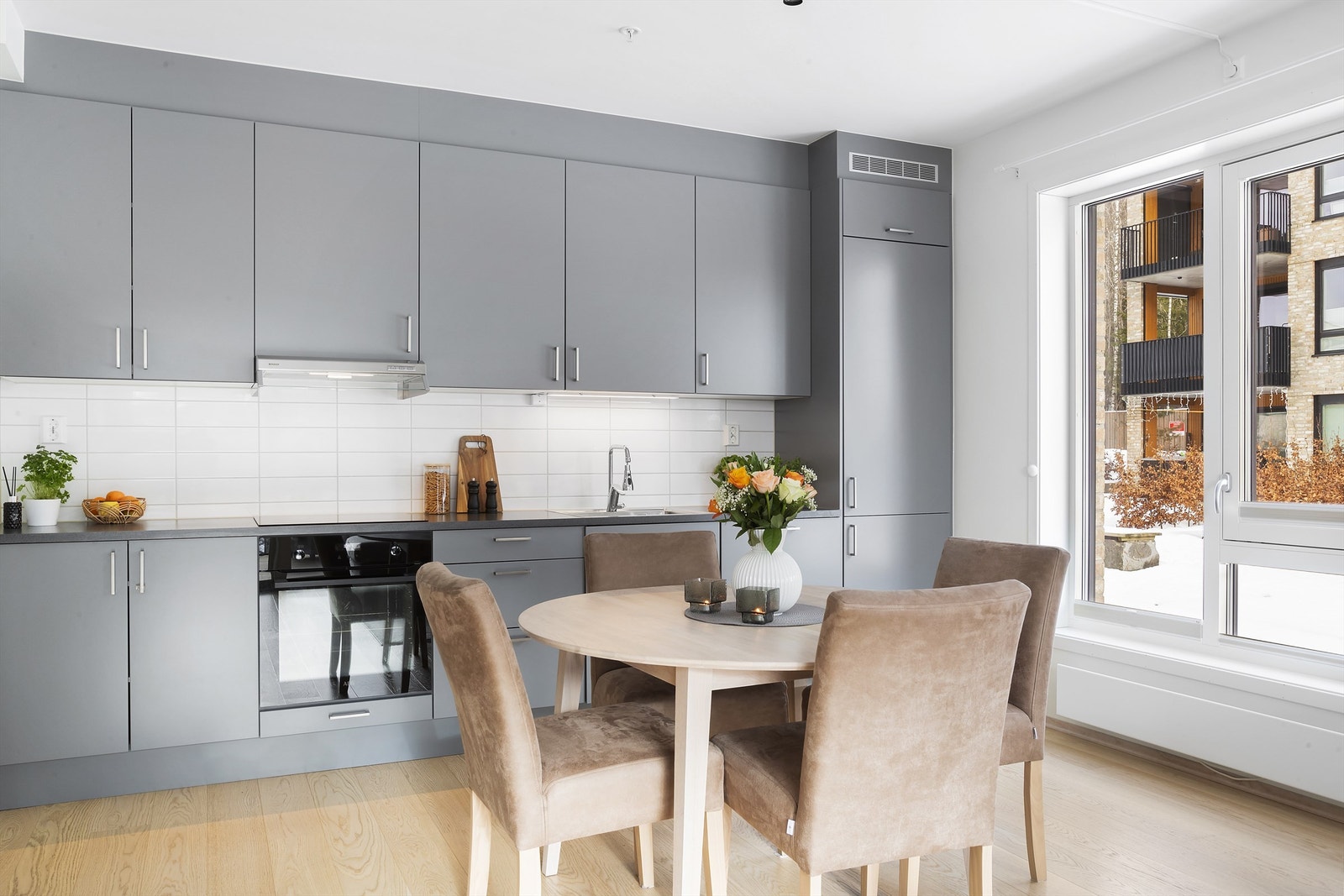 Det er nedsenket oppvaskkum i metall med ettgreps armatur, samt flislagt felt mellom over- og underskap med stikkontakter på veggen Galleribilde