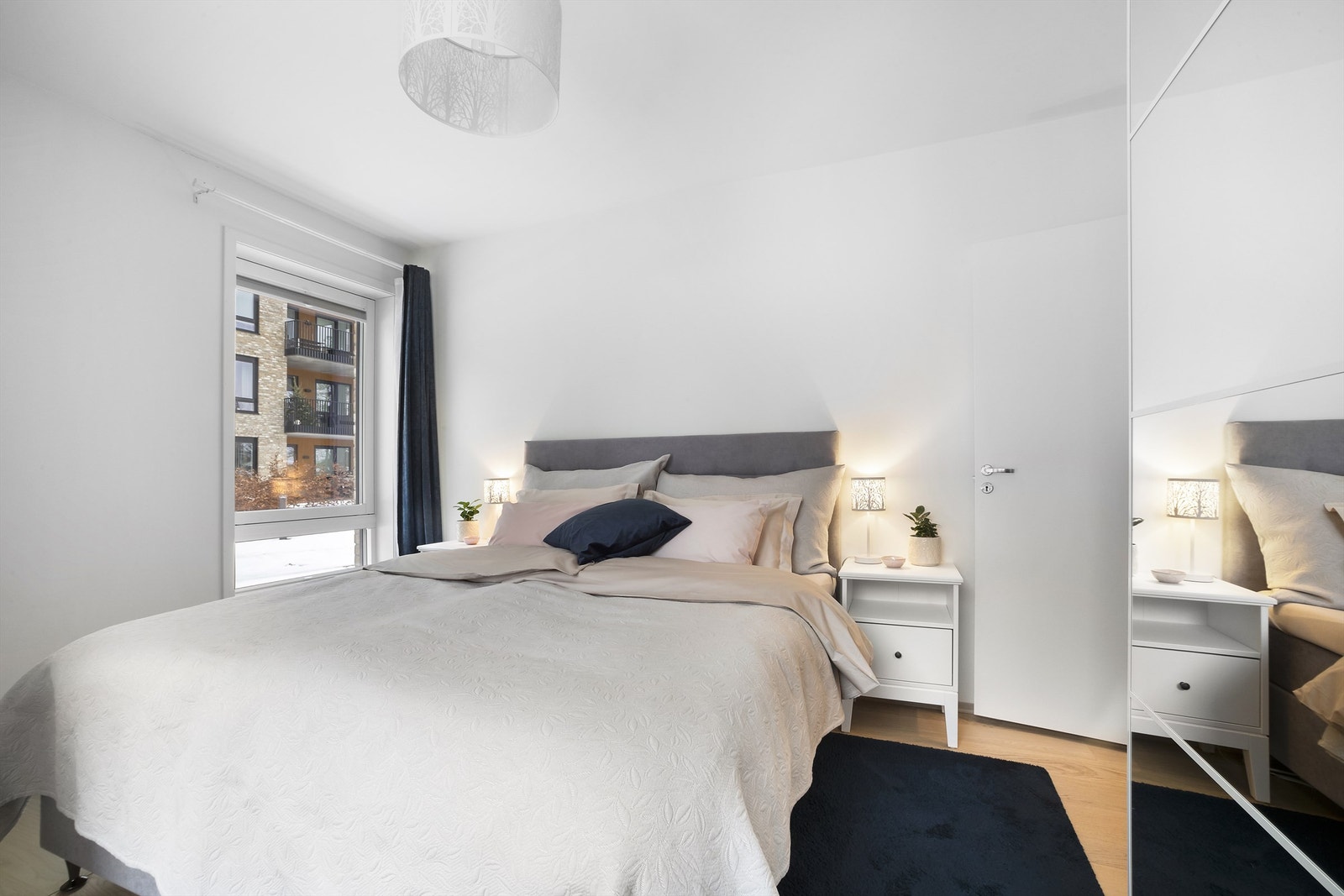 Leiligheten har to romslige soverom Galleribilde