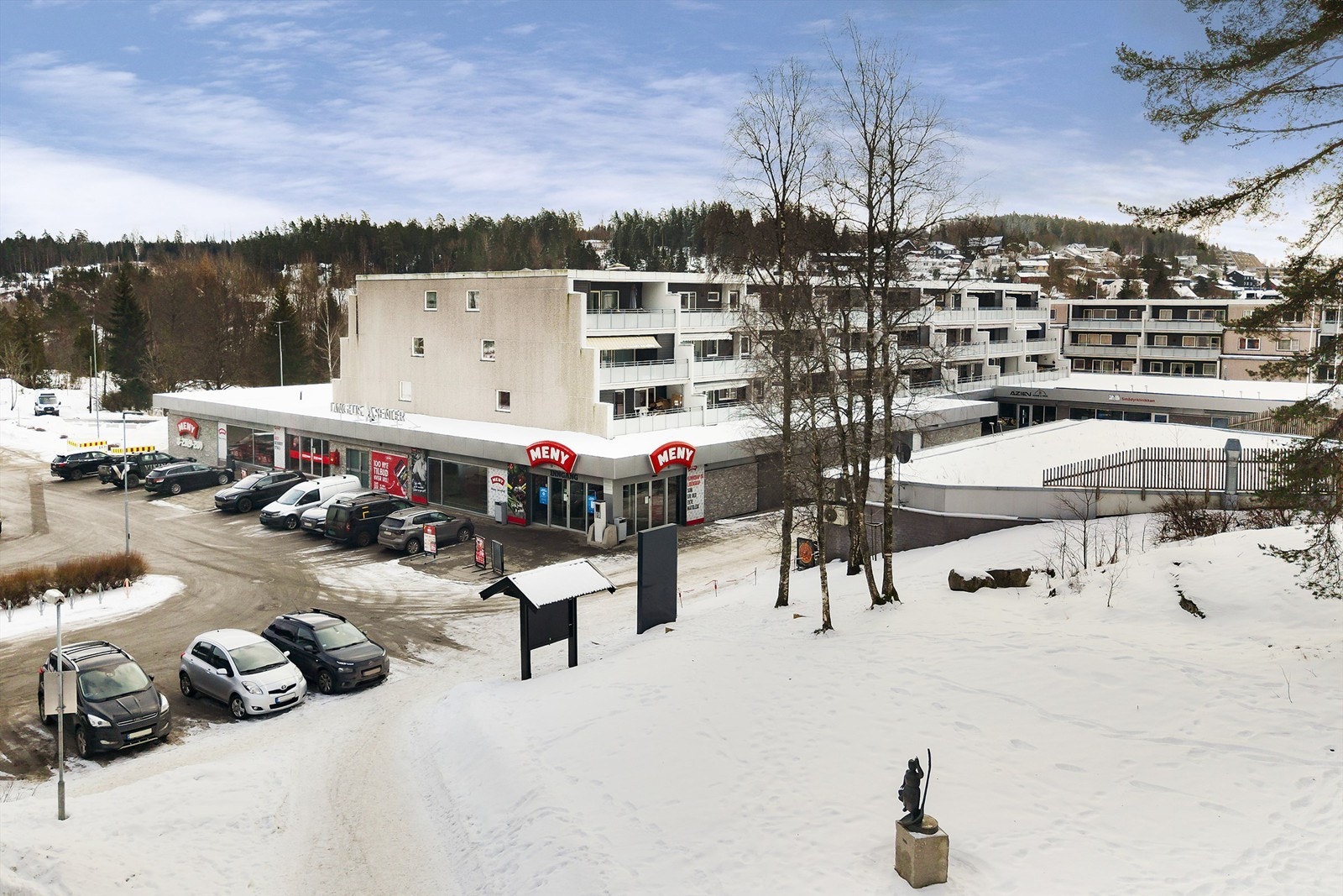 Langhus Nærsenter ligger i umiddelbar nærhet til leiligheten, med blant annet Meny, apotek, frisør, tannlege og restauranter Galleribilde