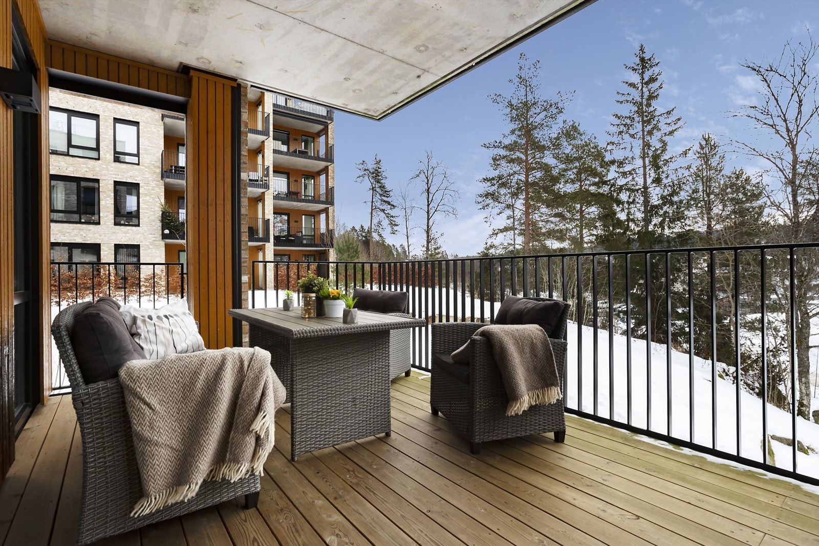 Balkongen har plass til komfortable hagemøbler og hyggelige uteromsopplevelser Galleribilde
