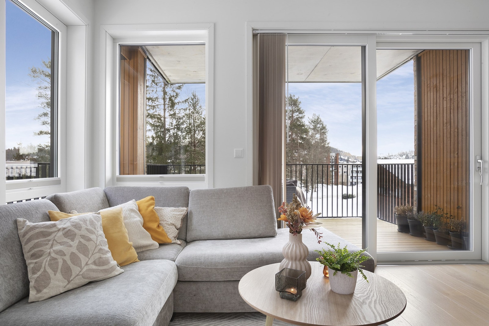 Balansert ventilasjon sørger for et godt og stabilt inneklima, og gulv er belagt med elegant eikeparkett Galleribilde