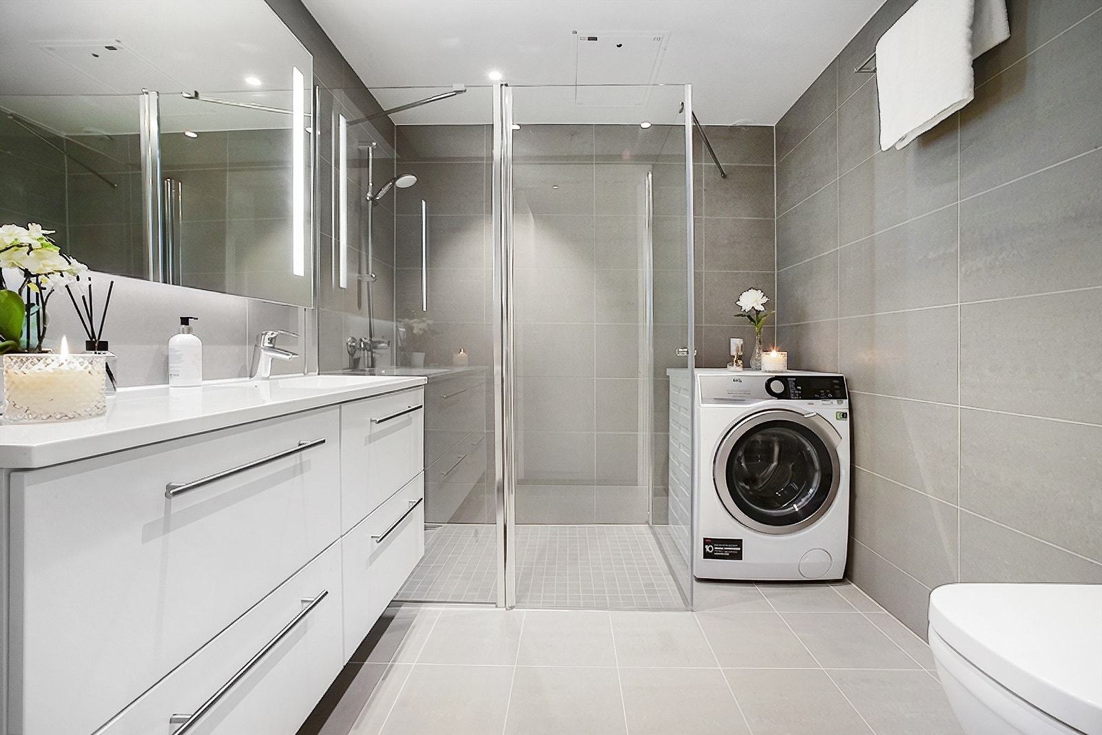 Badet har flislagt gulv med behagelig gulvvarme Galleribilde