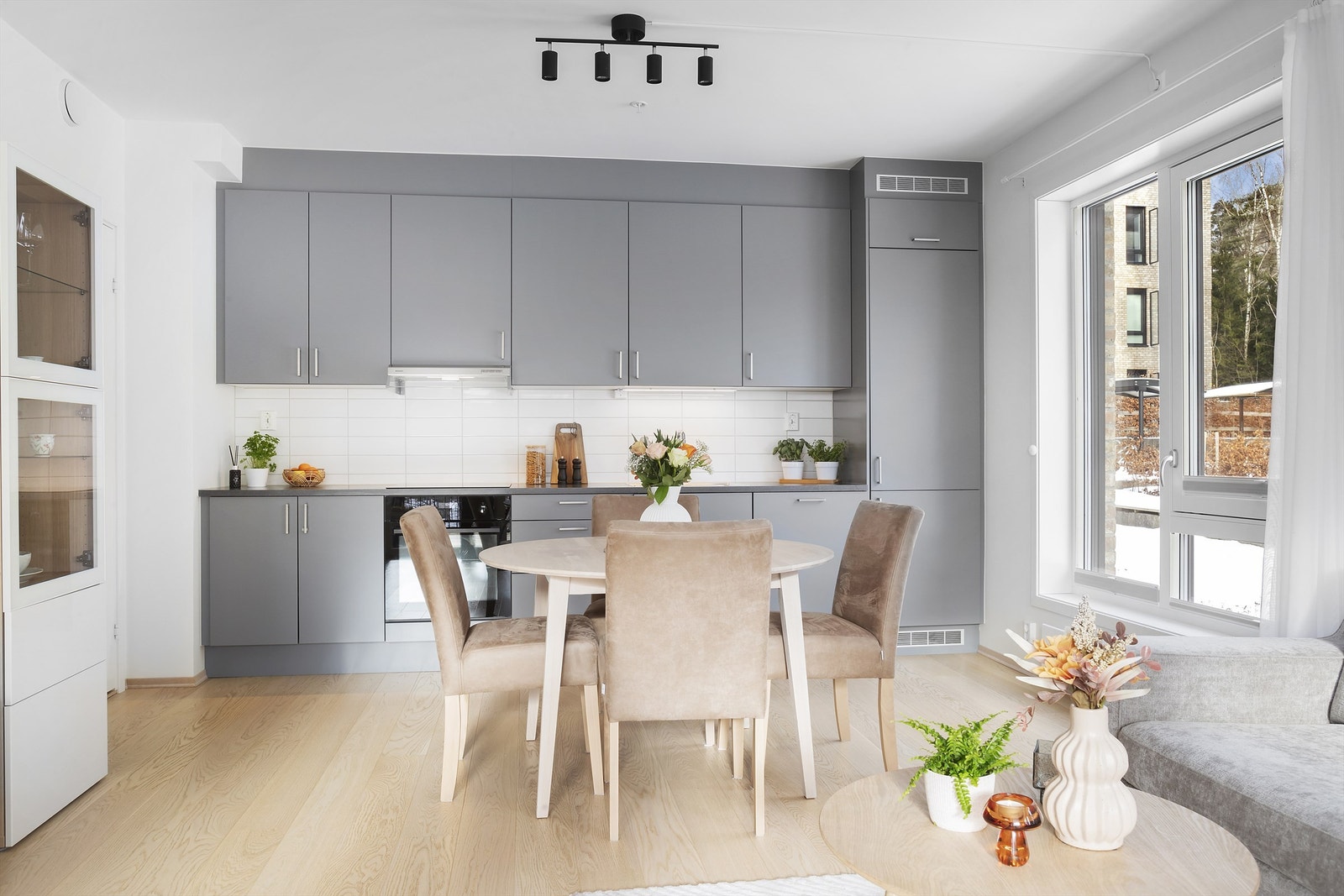 Kjøkkenet er fra Norema og har slette fronter, samt laminert benkeplate Galleribilde