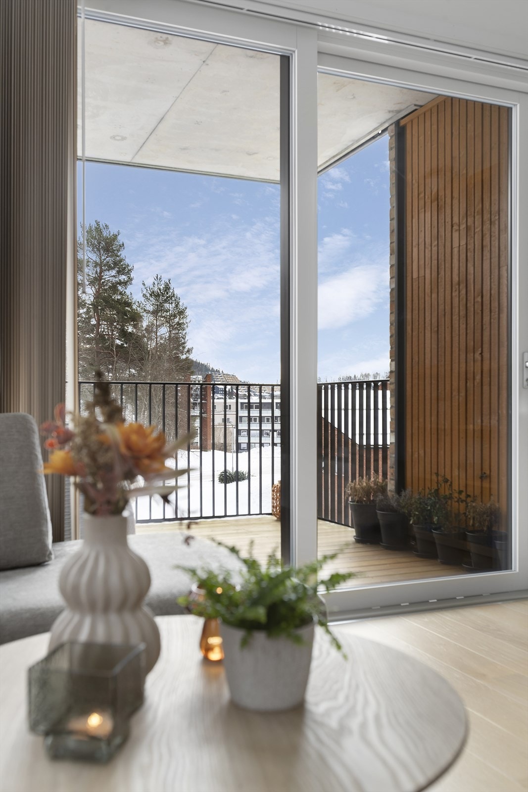 Fra stuen er det utgang til overbygget balkong Galleribilde