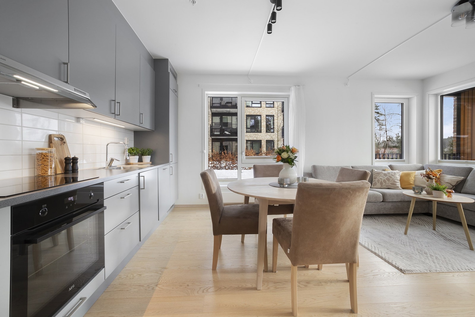 Her bor du i en nyere og moderne 3-roms endeleilighet i 1. etasje Galleribilde