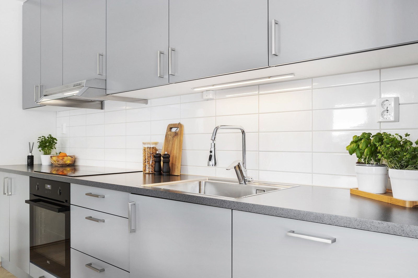 Under overskapene er det benkebelysning for godt arbeidslys Galleribilde