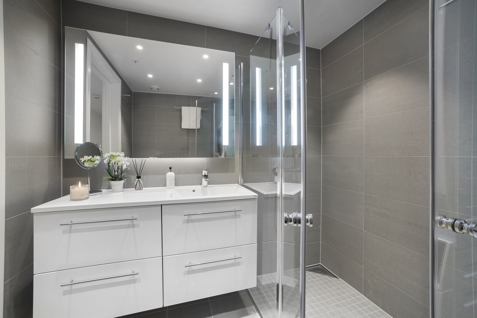 Rommet er innredet med vegghengt servantskap med fire praktiske skuffer Galleribilde