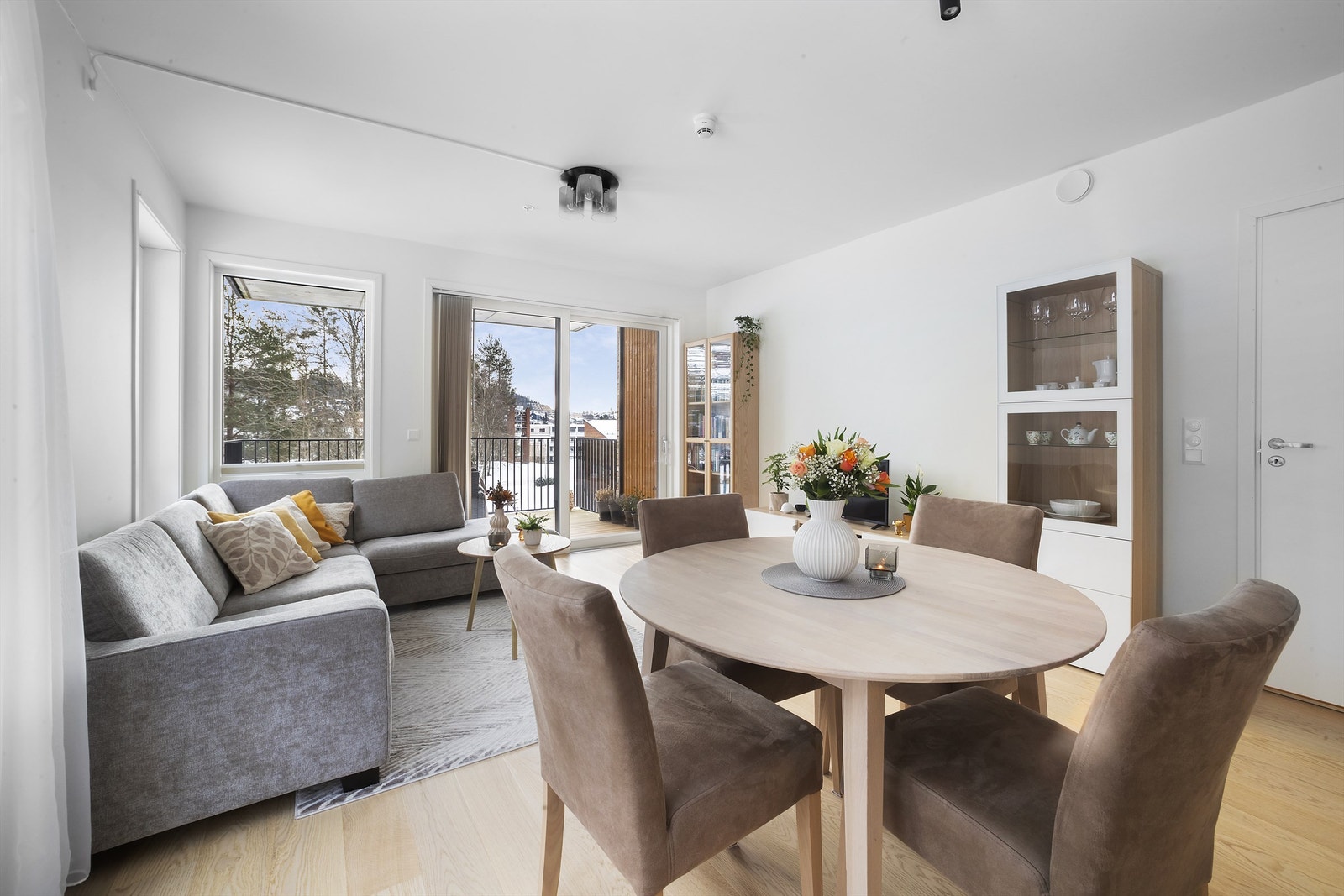 Spisebord og stoler kan plasseres i praktisk tilknytning til kjøkkenet Galleribilde